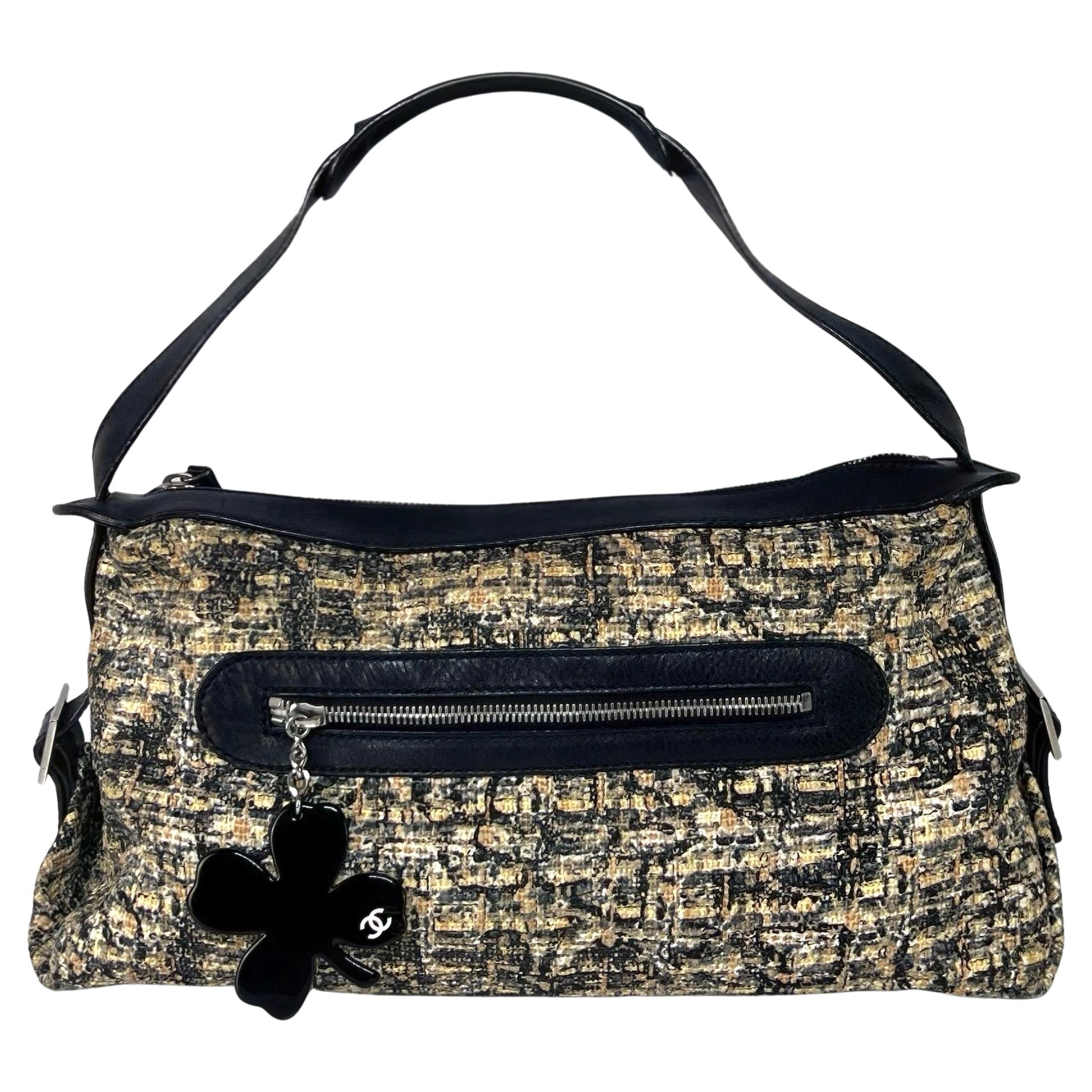 Sac à bandoulière en tweed et cuir CHANEL 2005-2006 en vente