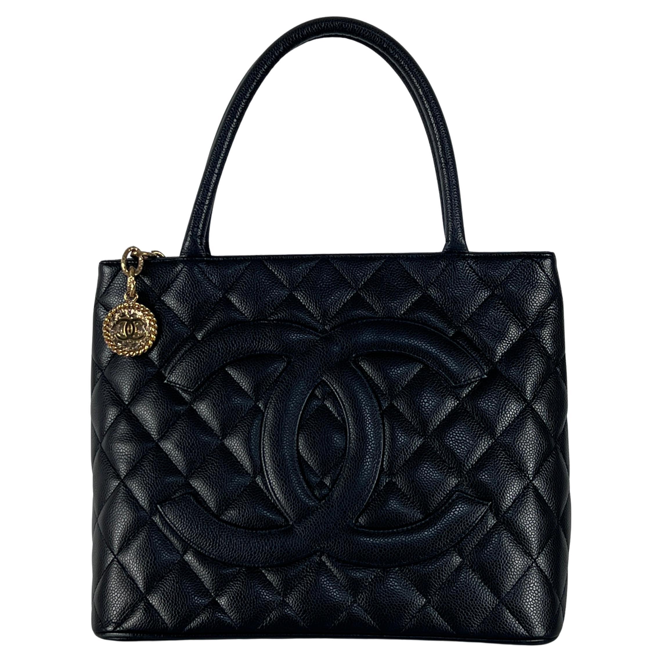 CHANEL Fourre-tout Medaillon Cuir Caviar Noir 2005-2006 en vente
