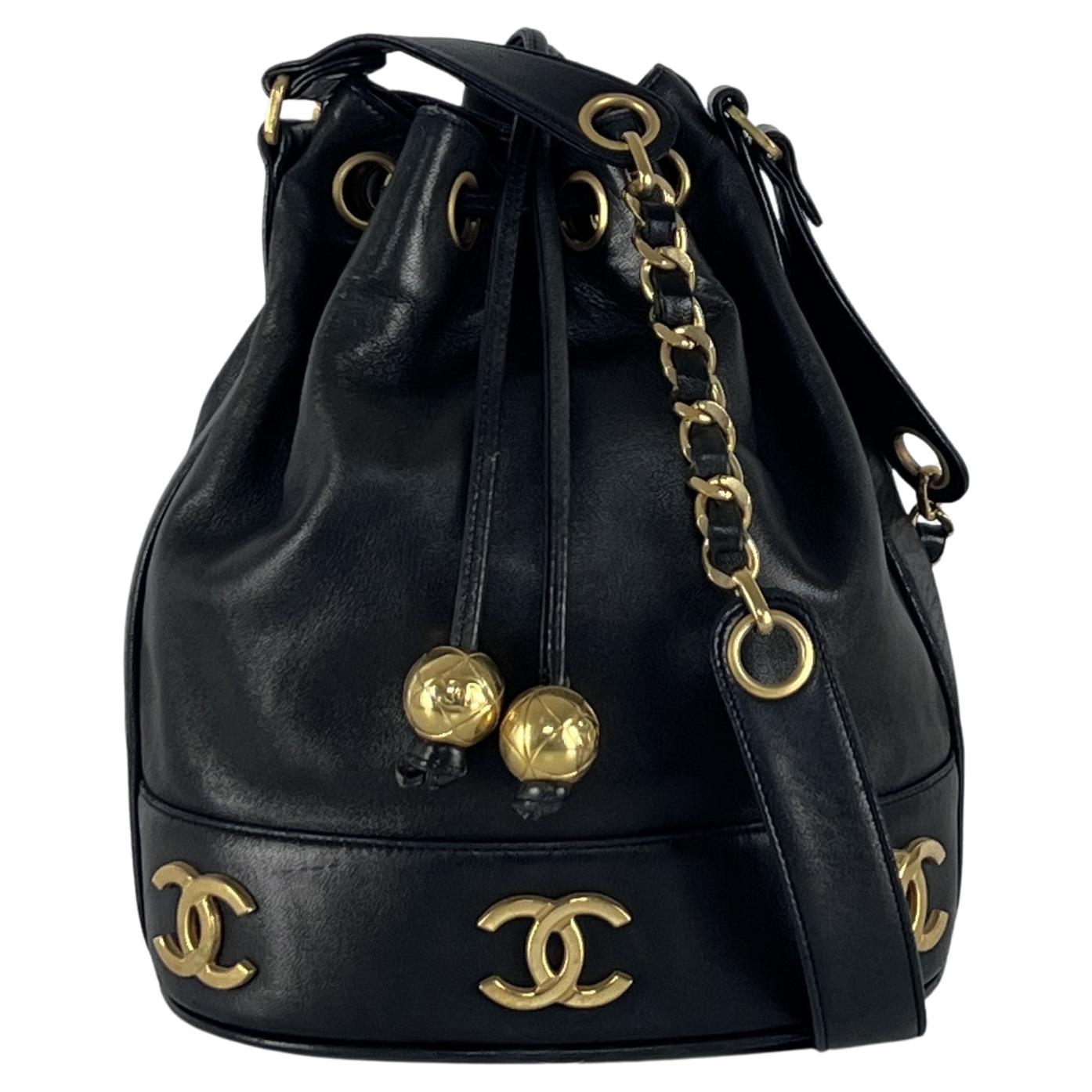 CHANEL Sac à pochette avec cordon de serrage Cuir d'agneau noir Collectional 1990 en vente