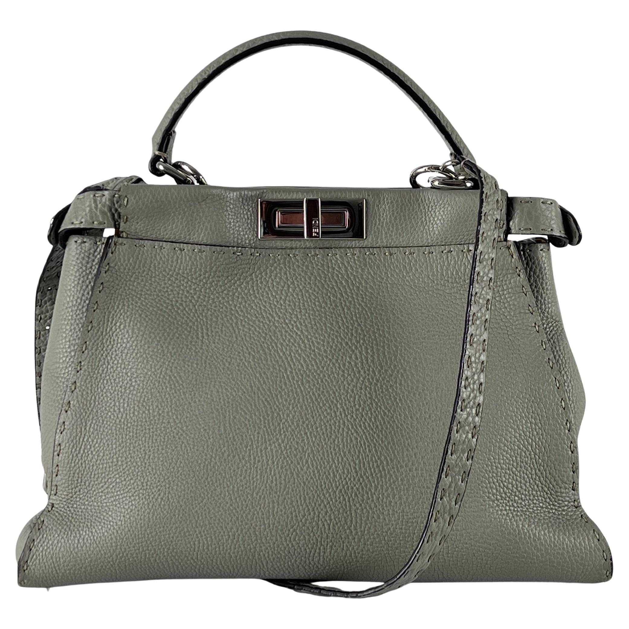 Borsa Fendi Peekaboo in pelle grigia con tracolla