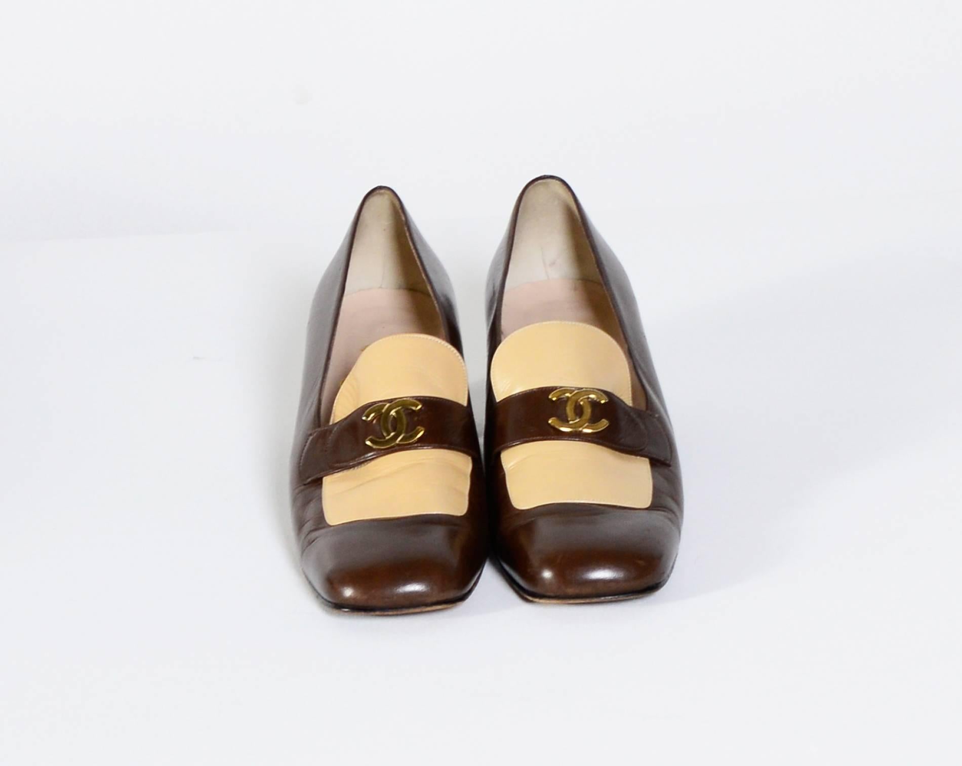 Rare pair of Chanel Pumps from the 1960's in extremely good/clean condition and wil make a great addition to any wardrobe, or any rare clothing collection.
Made in a very soft leather. Size 39
Nr C0954 F2