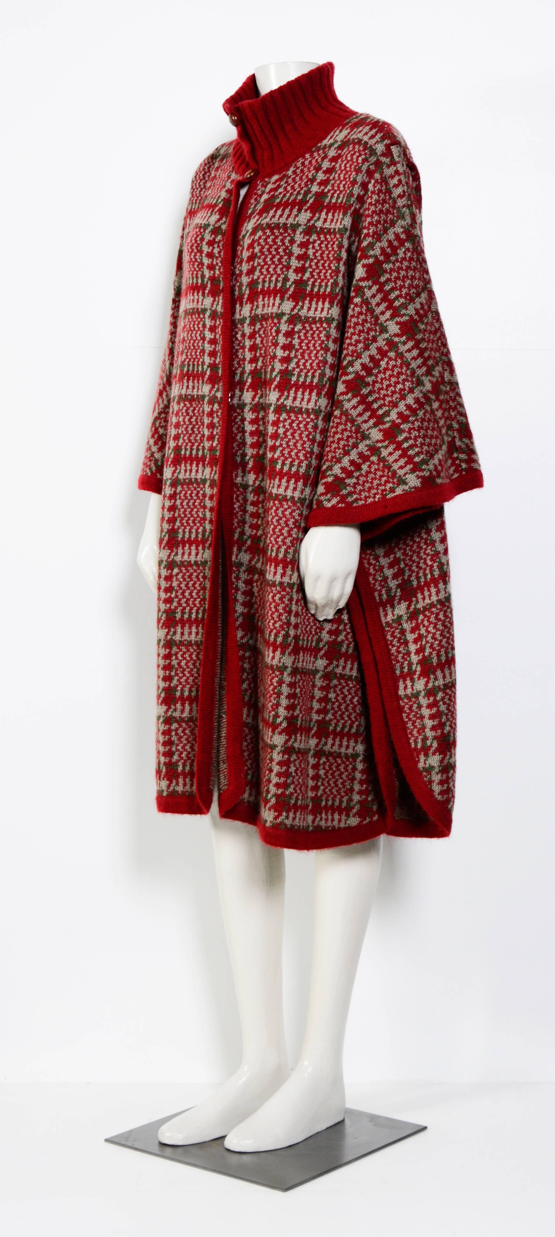 Vintage Mohair/Wool knitted bohemian style GUCCI cape
Size 38/S
