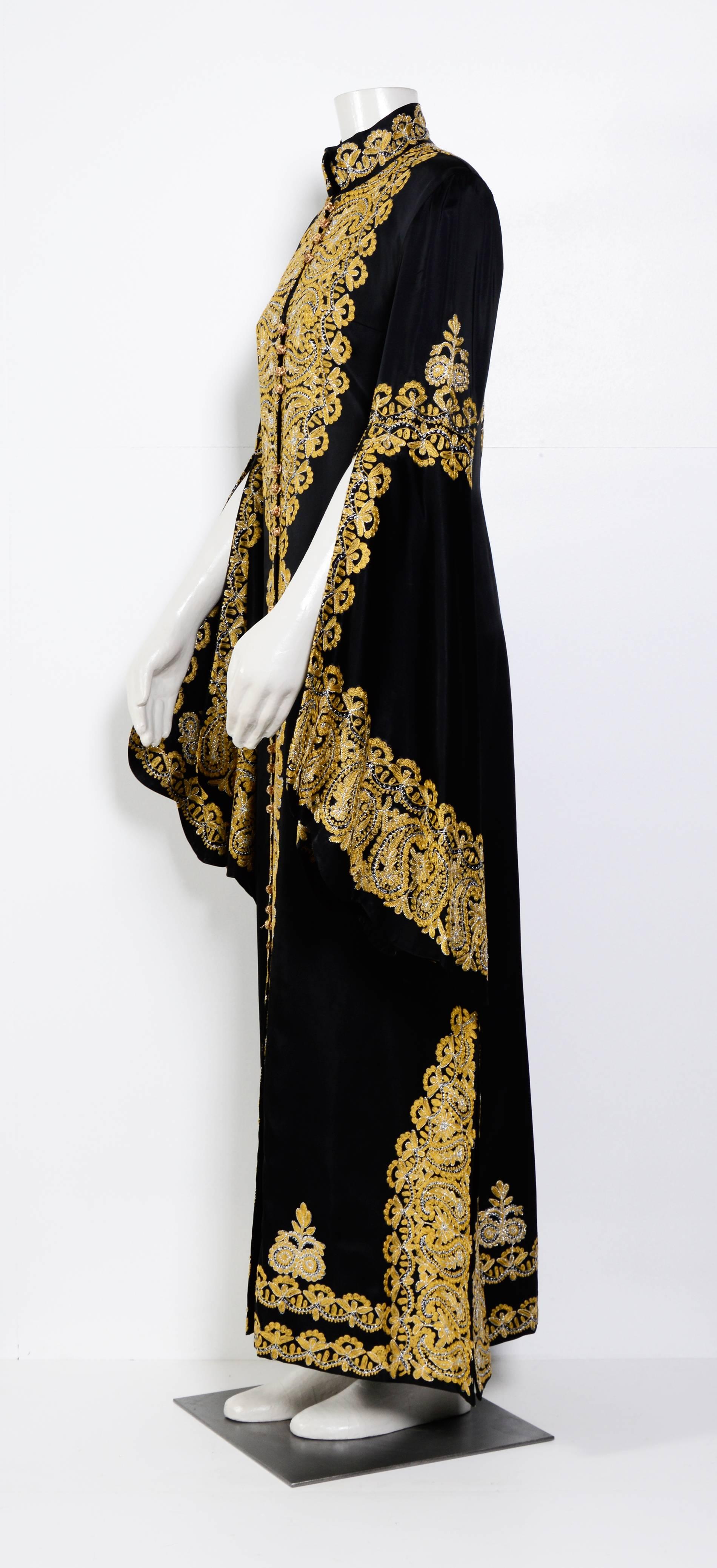 Stunning!! 60's Vintage Moroccan caftan. Black silk features elaborate metallic embroidery front and back. Item buttons down front center. Lined. Couture made
Measurements taken flat in inches
SH to SH 16,5