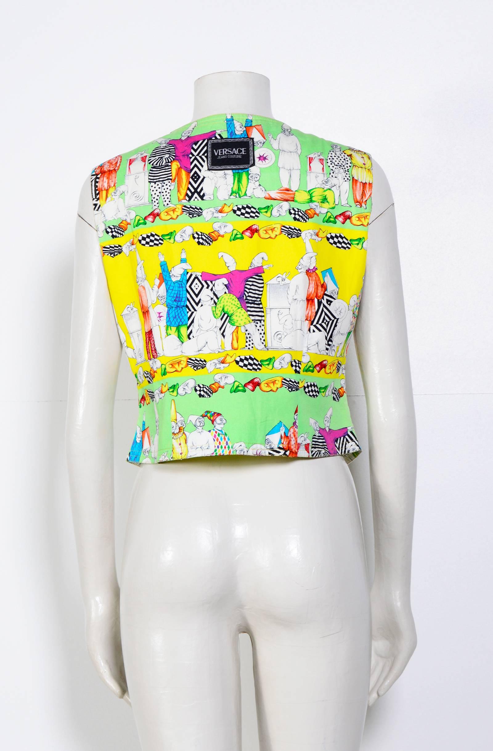 Mehrfarbige Weste von Versace Jeans Couture mit Gnome-Druck im Vintage-Stil im Zustand „Hervorragend“ im Angebot in Antwerpen, Vlaams Gewest