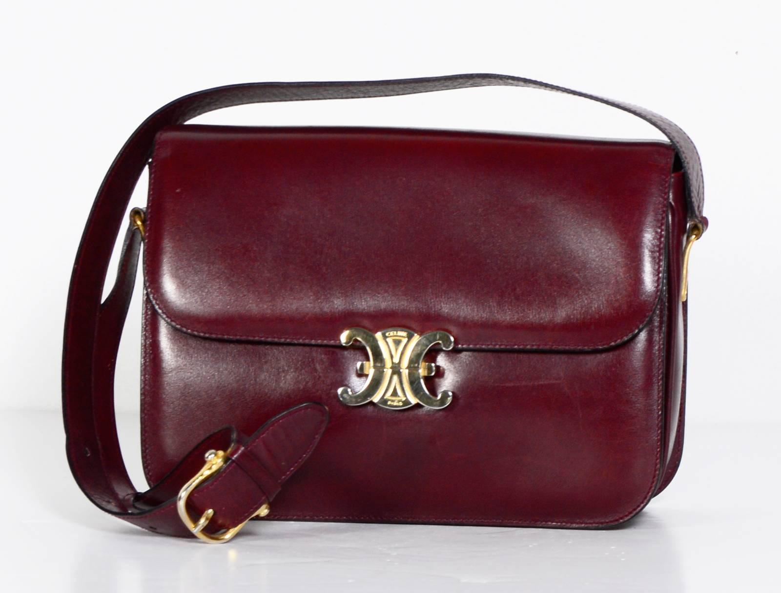 Beautiful Céline vintage shoulder box bag in very dark red leather. It has a beautifully crafted classic golden logo closure. Very well taken care. A few minor scratches. Hardly any sign of use
Inside - divided in three compartments - the back