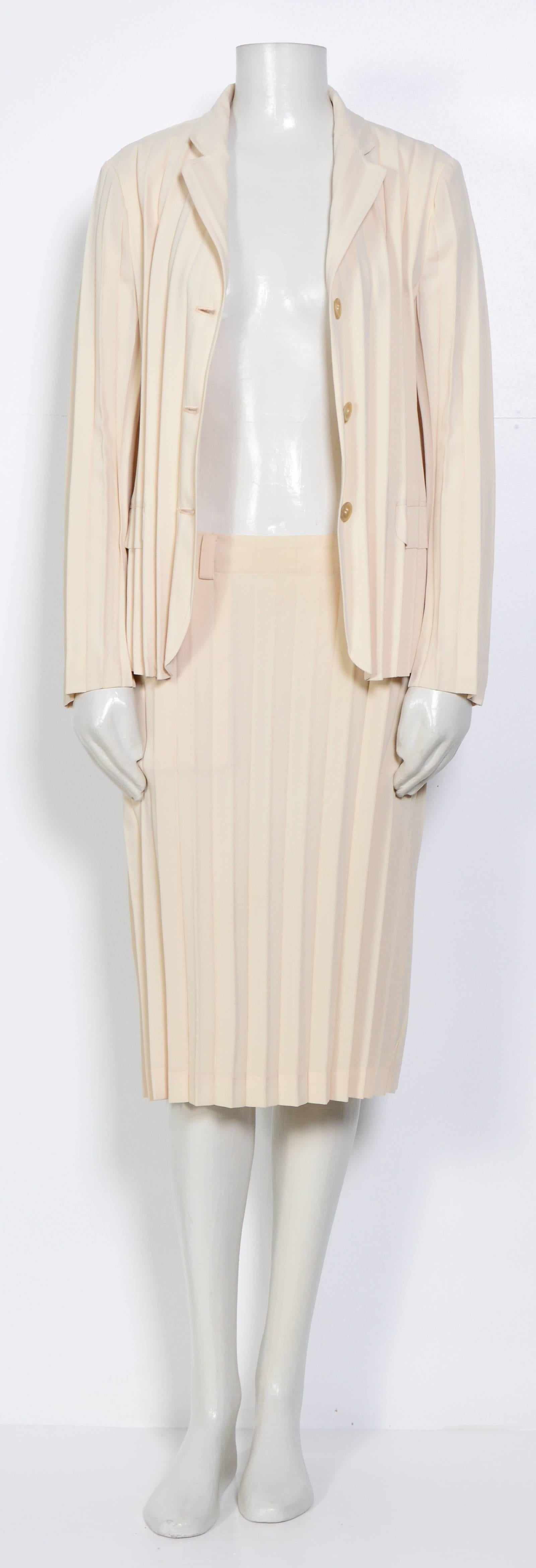 Issey Miyake vintage 1990s pleated cream jacket & skirt set  In Excellent Condition In Antwerp, BE