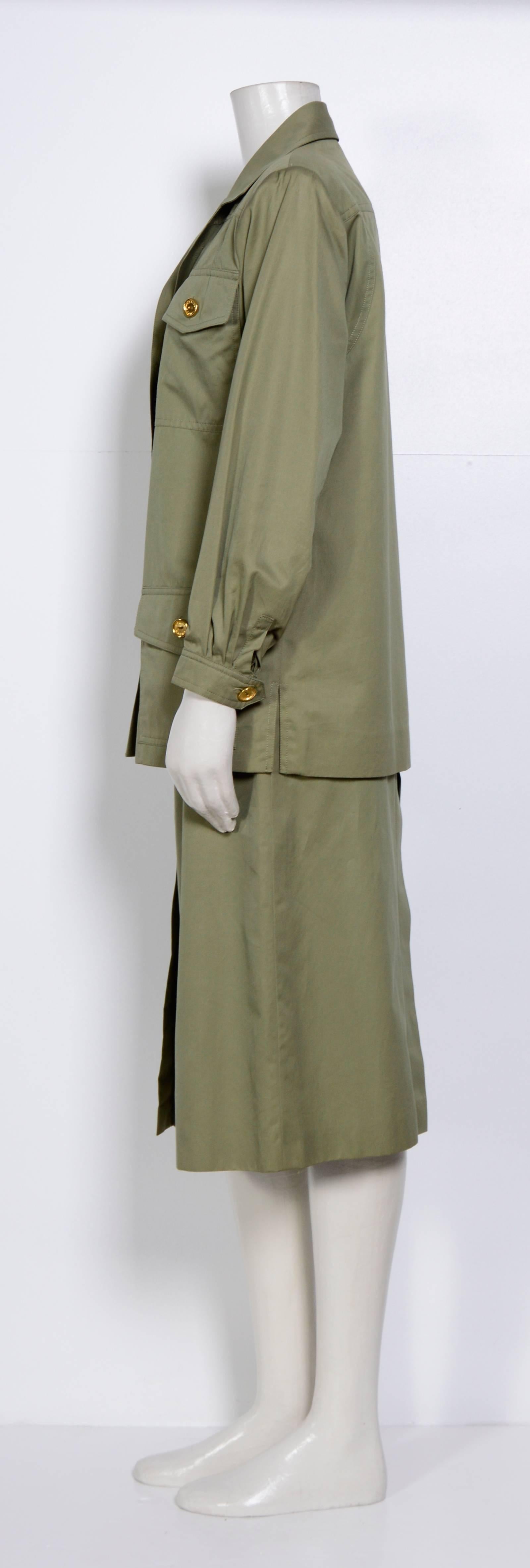 1970s cotton khaki safari jacket & jupe culotte by Celine.
Excellent condition. Size 38
Measurements taken flat:
Jacket: Sh to SH 17inch/43cm - Ua to Ua 19,5inch/50cm - Waist 20inch/51cm - Sleeve 22inch/56cm
Skirt: Waist 13inch/33cm - Hip