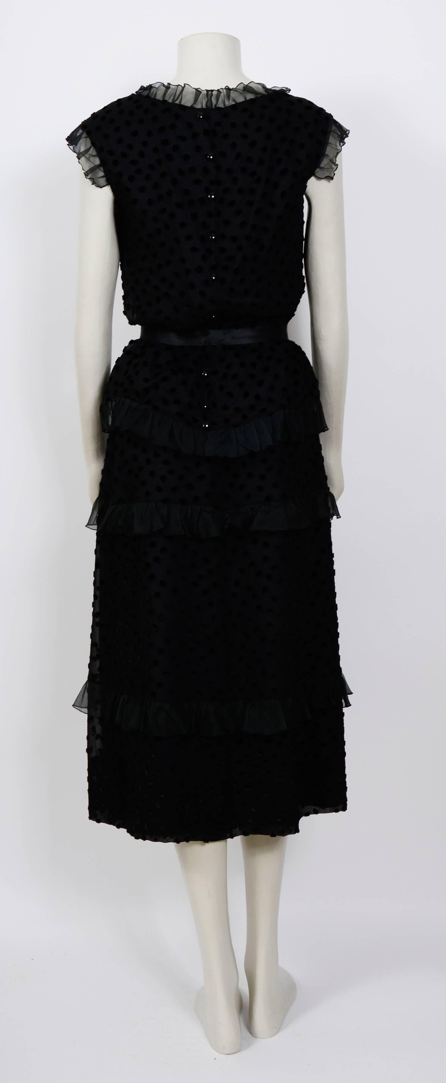 Vintage 1970s Courreges black silk ruffle and velvet dots set  In Excellent Condition For Sale In Antwerp, BE