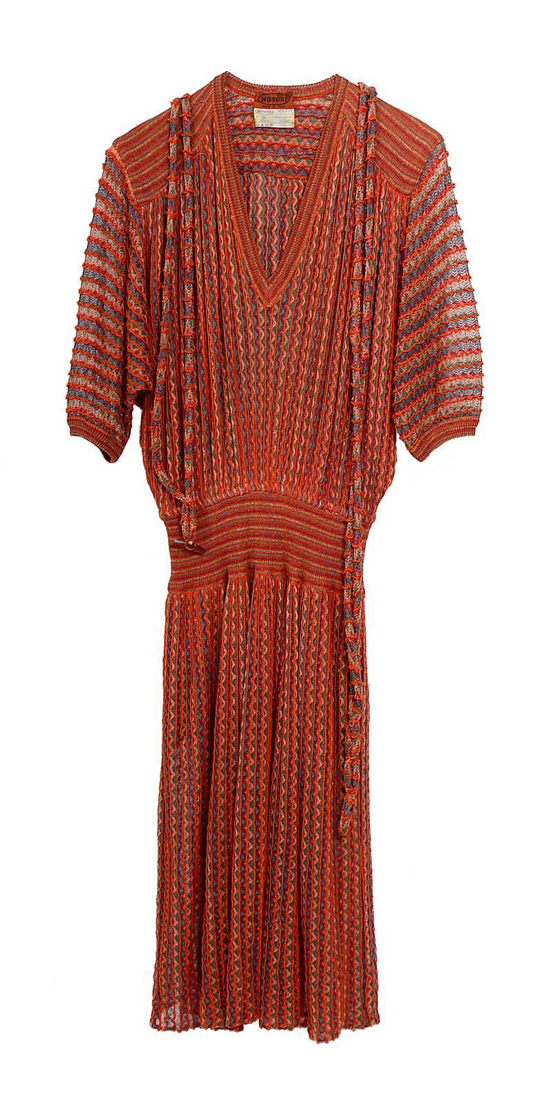 70's vintage dress by Missoni.
Comes with a belt
In excellent pre-worn condition - unlined - Mix 60%linen & 40%nylon - Batwing sleeves 
Measurements taken flat: Sh to Sh  19inch/48cm - Ua to Ua Free - Waist un stretched 13inch/33cm - Hip Free