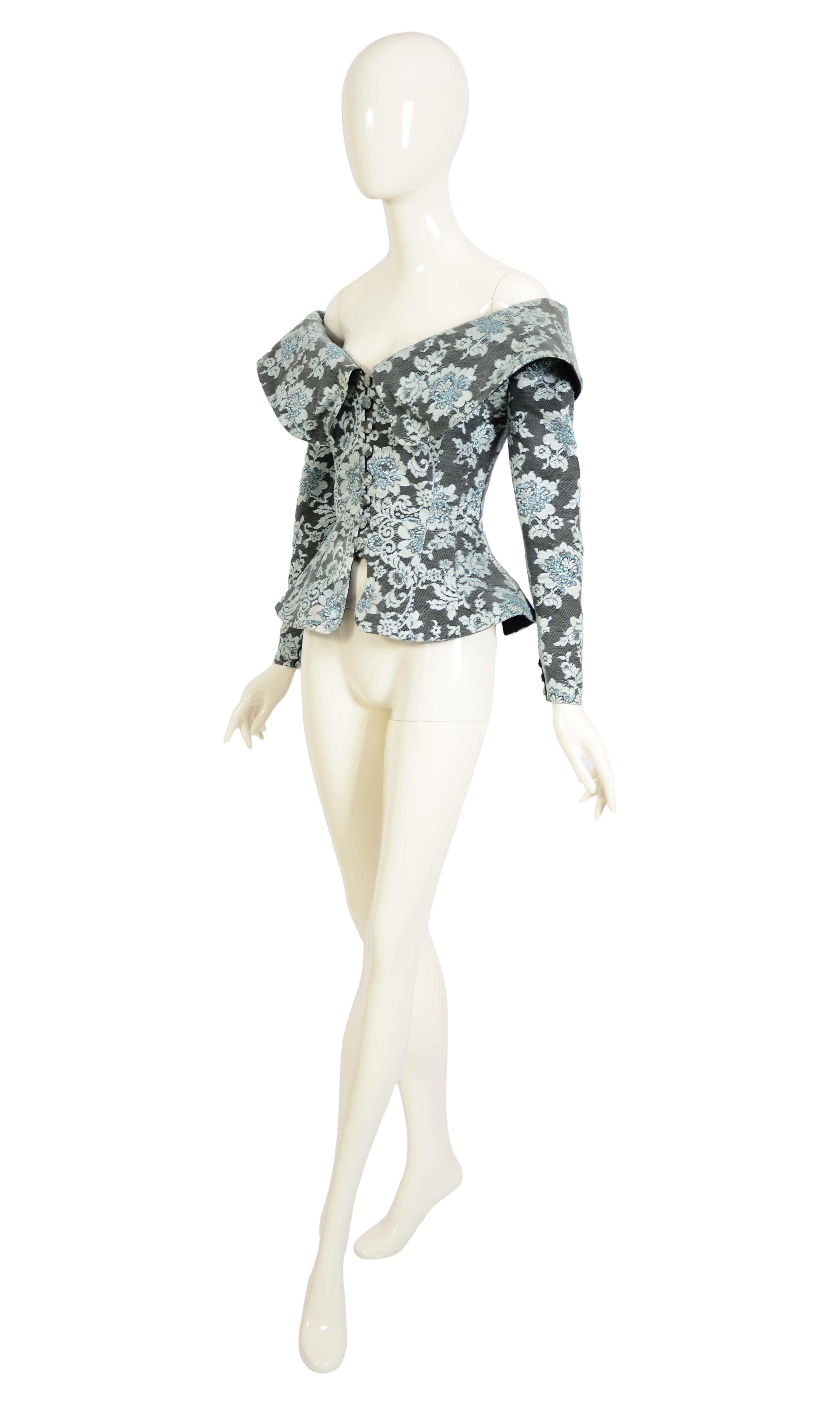Nina Ricci Semi Couture Edition Boutique Paris Vintage 1990er Jahre Spitze & Seide Jacke
Hergestellt in Frankreich 
Größe 40 
Diese atemberaubende Vintage-Abendjacke von Nina Ricci aus den 1990er Jahren strahlt zeitlose Eleganz aus. Es verfügt über