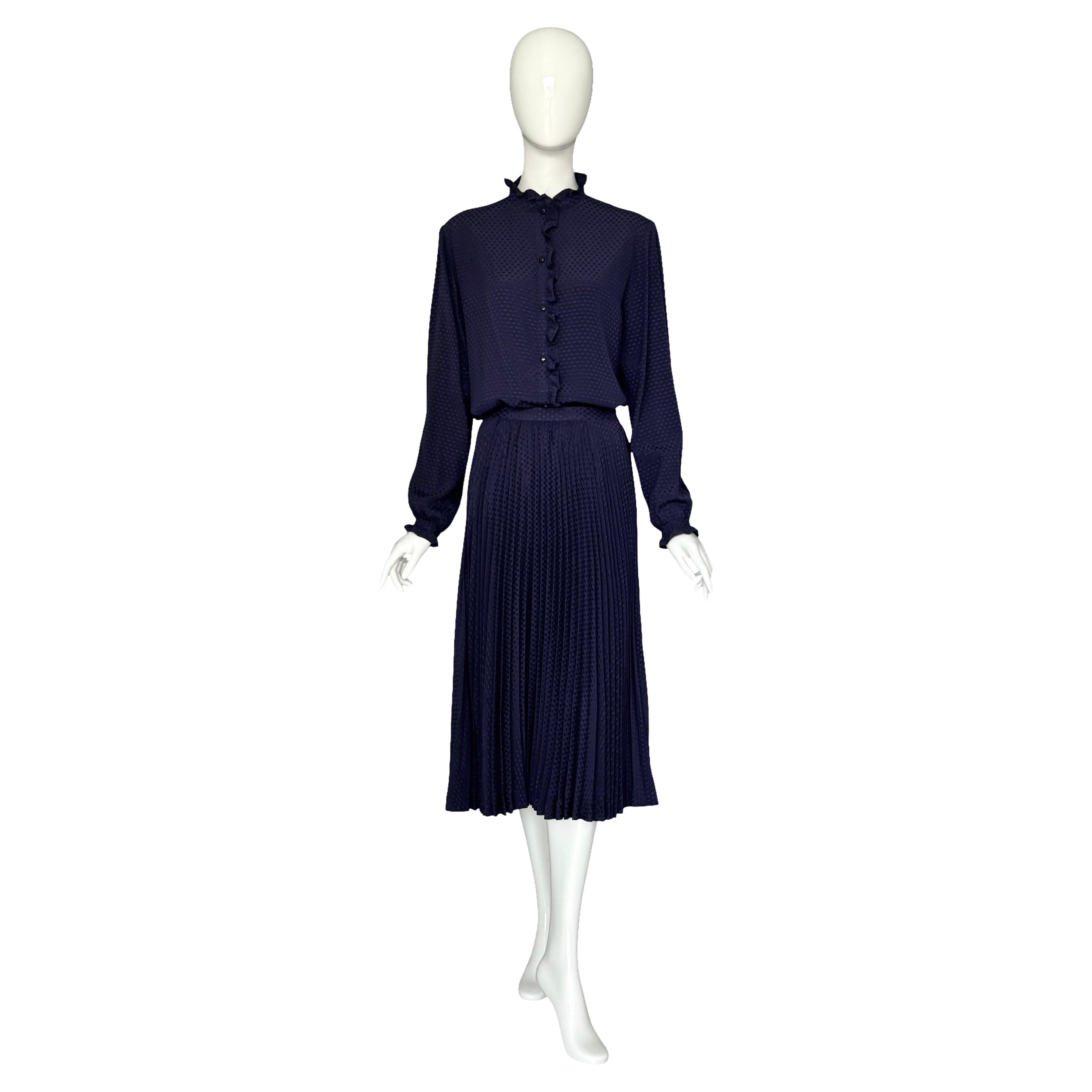 Salvatore Ferragamo Vintage Años 70 Conjunto de seda azul Falda plisada y blusa con volantes
