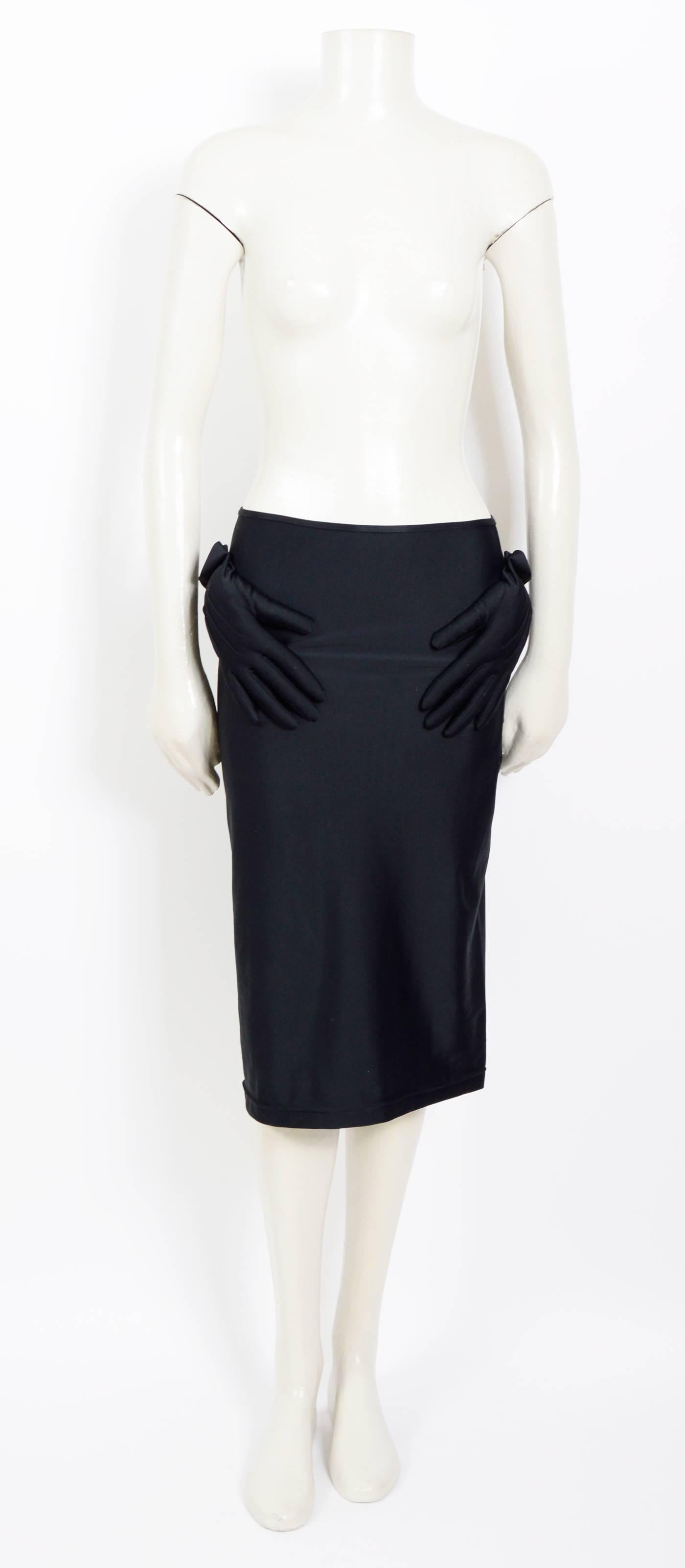 Black Skirt COMME DES GARCONS padded hands.
Fabric has stretch
Measurements taken flat: Waist 13inch/33cm(x2) - Hip 16,5inch/42cm(x2) - Total length 25inch/64cm