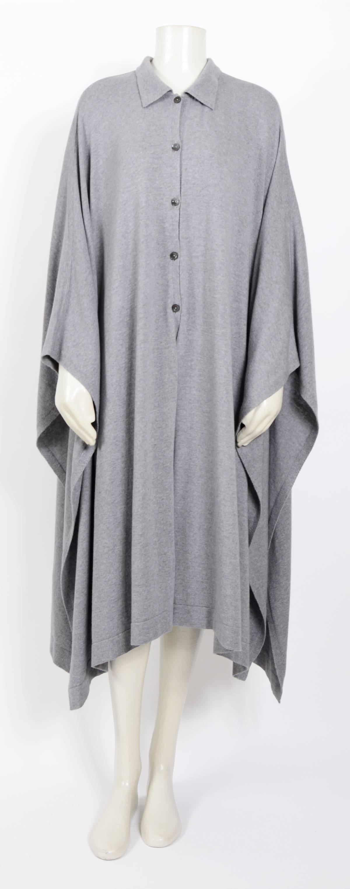 Angelo Tarlazzi vintage 1970s grey knit cape. 
Very comfortable and soft.
Mix 50% Viscose - 30% Cashmere - 20% Polyamide.
French Size 42