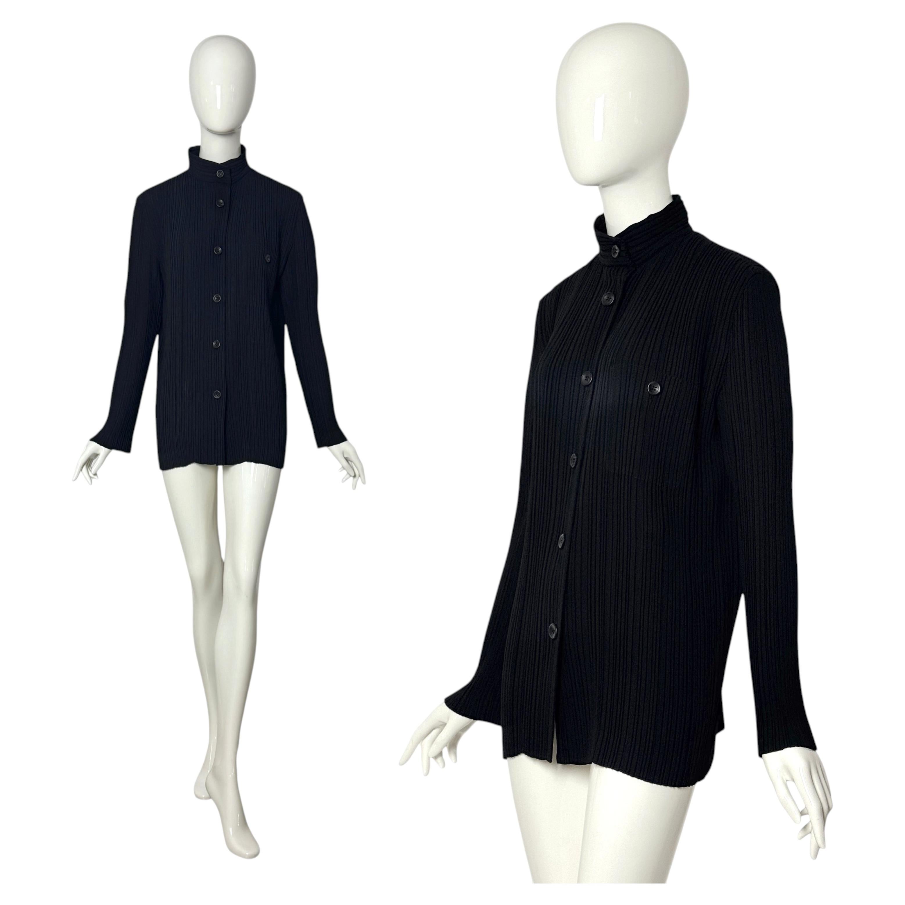 Chaqueta negra «Pleats Please» de Issey Miyake, modelo vintage de los 90 en venta