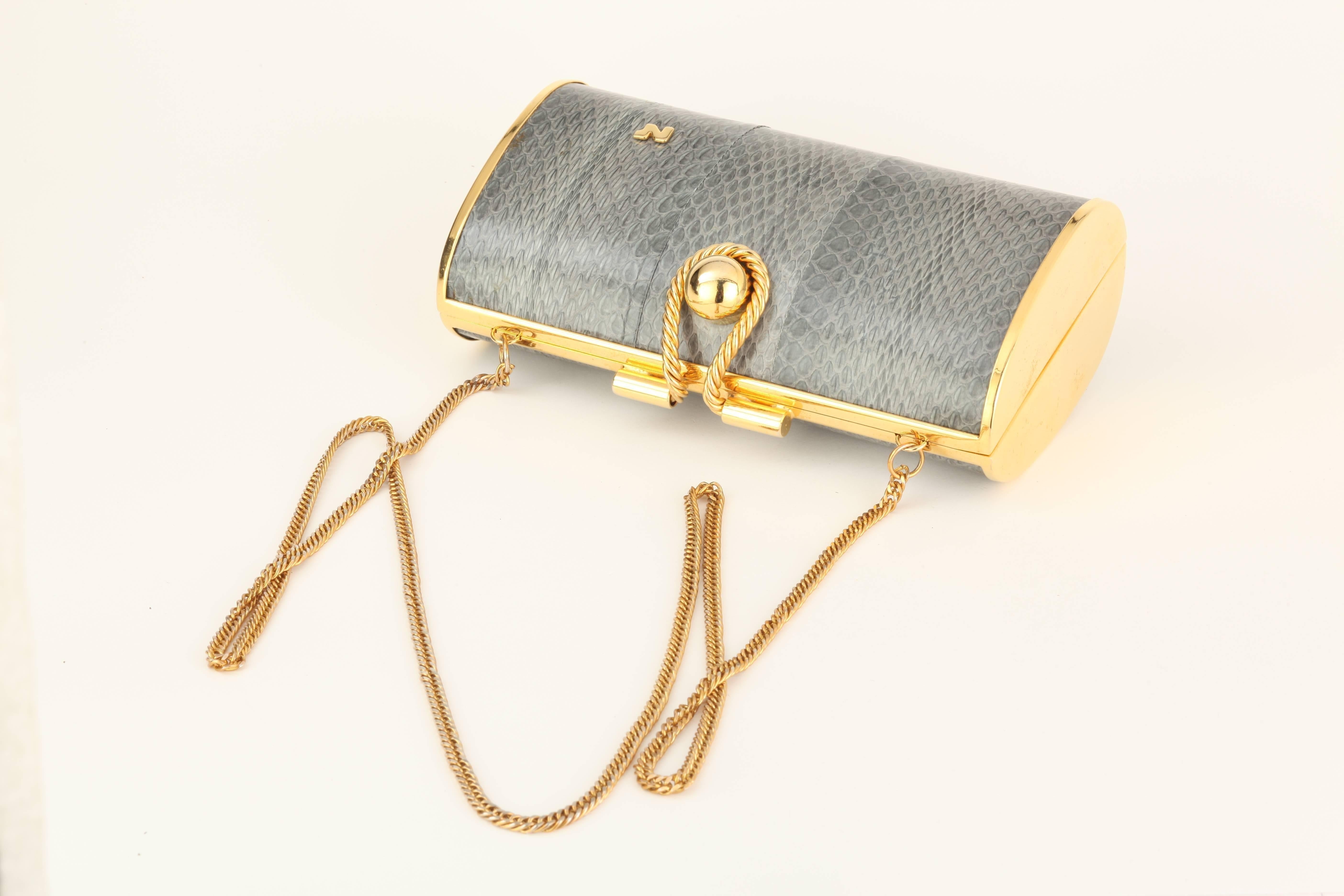 A beautiful present
Vintage unique 1970's Nina Ricci gold-tone and grey snake clutch with attached chain.
Measurements: W 7inch/18cm - H 5inch/13cm - D 2,5inch/7cm
Comes in the original packaging box. 