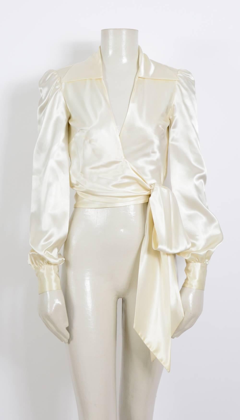 Silk satin creme 1970's vintage very chic top by Jean Patou
Size french 38
Measurements were taken flat.
Sh to Sh 14,5inch/37cm - Ua to Ua 16inch/41cm(x2) - Waist 15inch/38cm(x2) - Sleeve 26inch/66cm