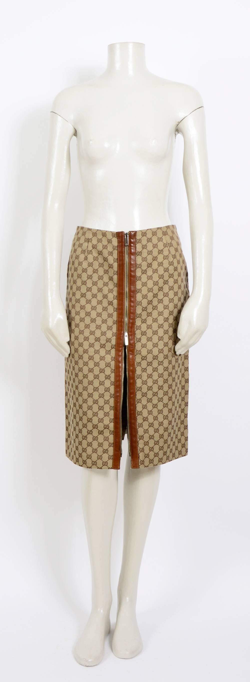 Gucci leather trim logo skirt with zipper detail by Tom Ford
Made in Italy - Size 38