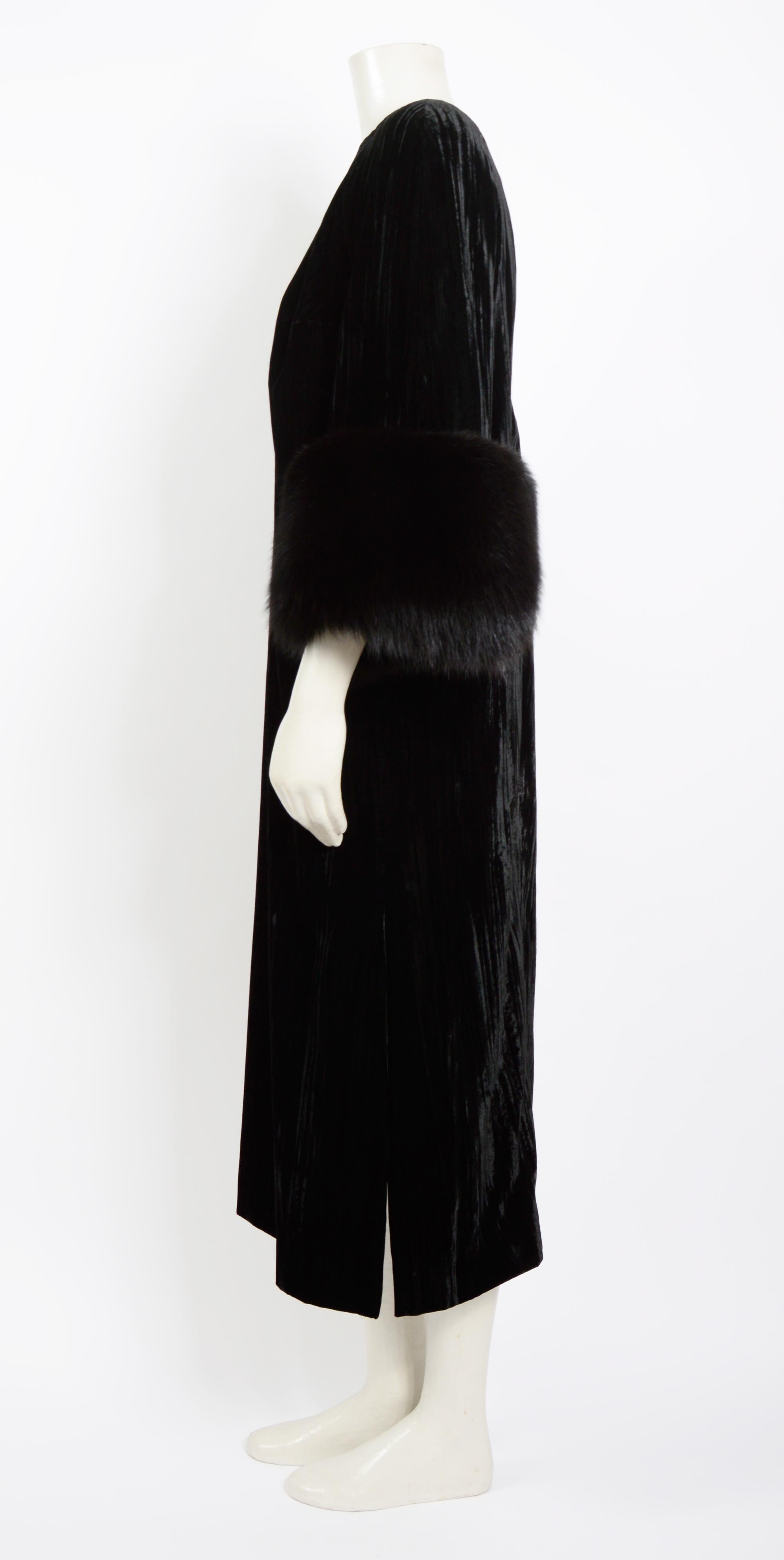 Valentino 1970's black crushed velvet and fur trim sleeves dress im Zustand „Hervorragend“ in Antwerp, BE