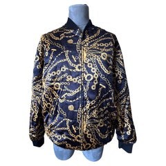 CELINE by Hedi Slimane, primavera de 2021: chaqueta bomber acolchada con estampado de cadenas doradas