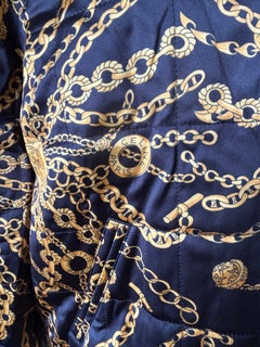 CELINE by Hedi Slimane, primavera de 2021: chaqueta bomber acolchada con estampado de cadenas doradas