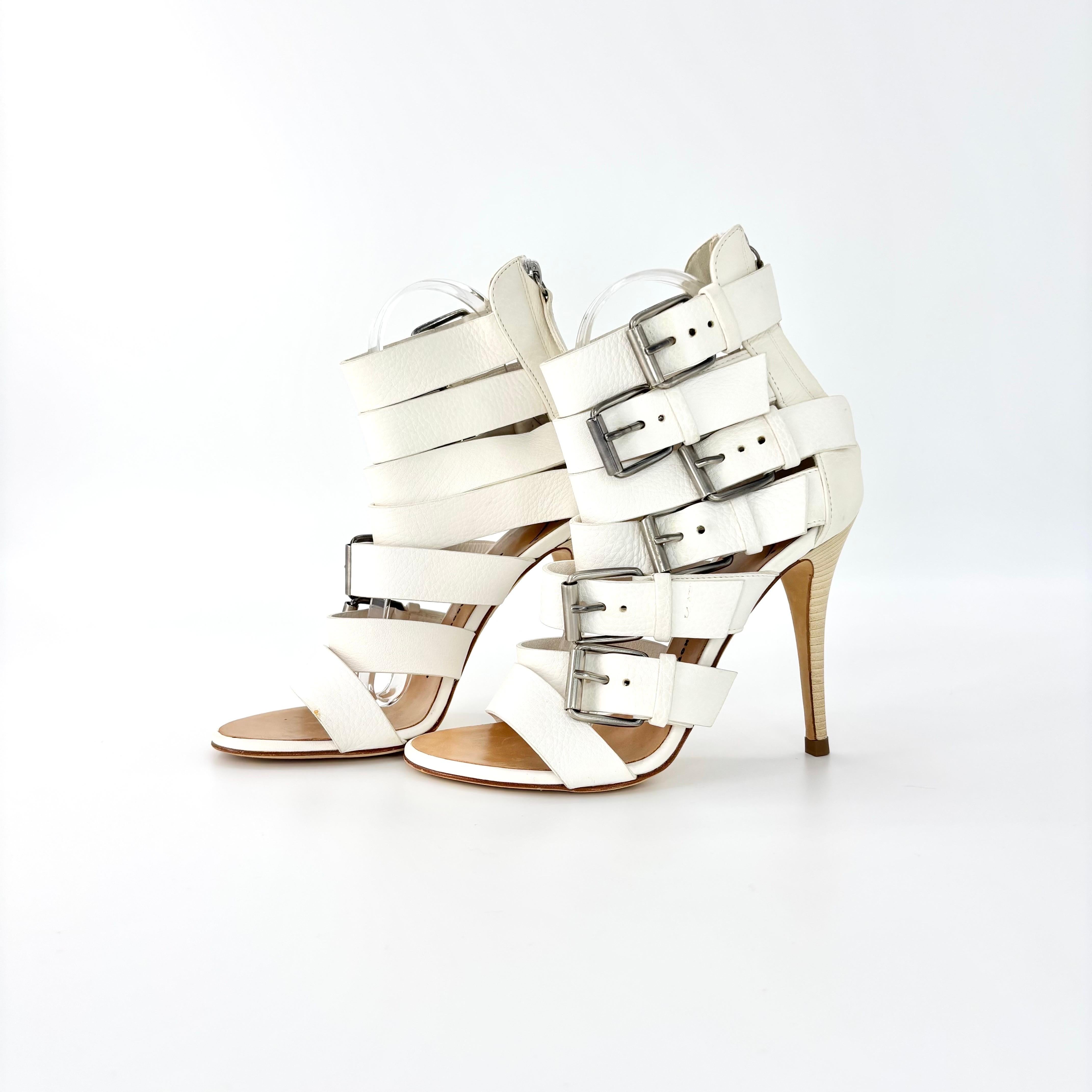 Sandalias de tiras con varias hebillas Giuseppe Zanotti
Color Blanco
Talla 37EU
Parte superior de piel
Suela de cuero
Correas ajustables
Hebilla múltiple en acabado plateado 
Cremallera completa en el talón
Tacón de aguja
Altura del tacón: 10
