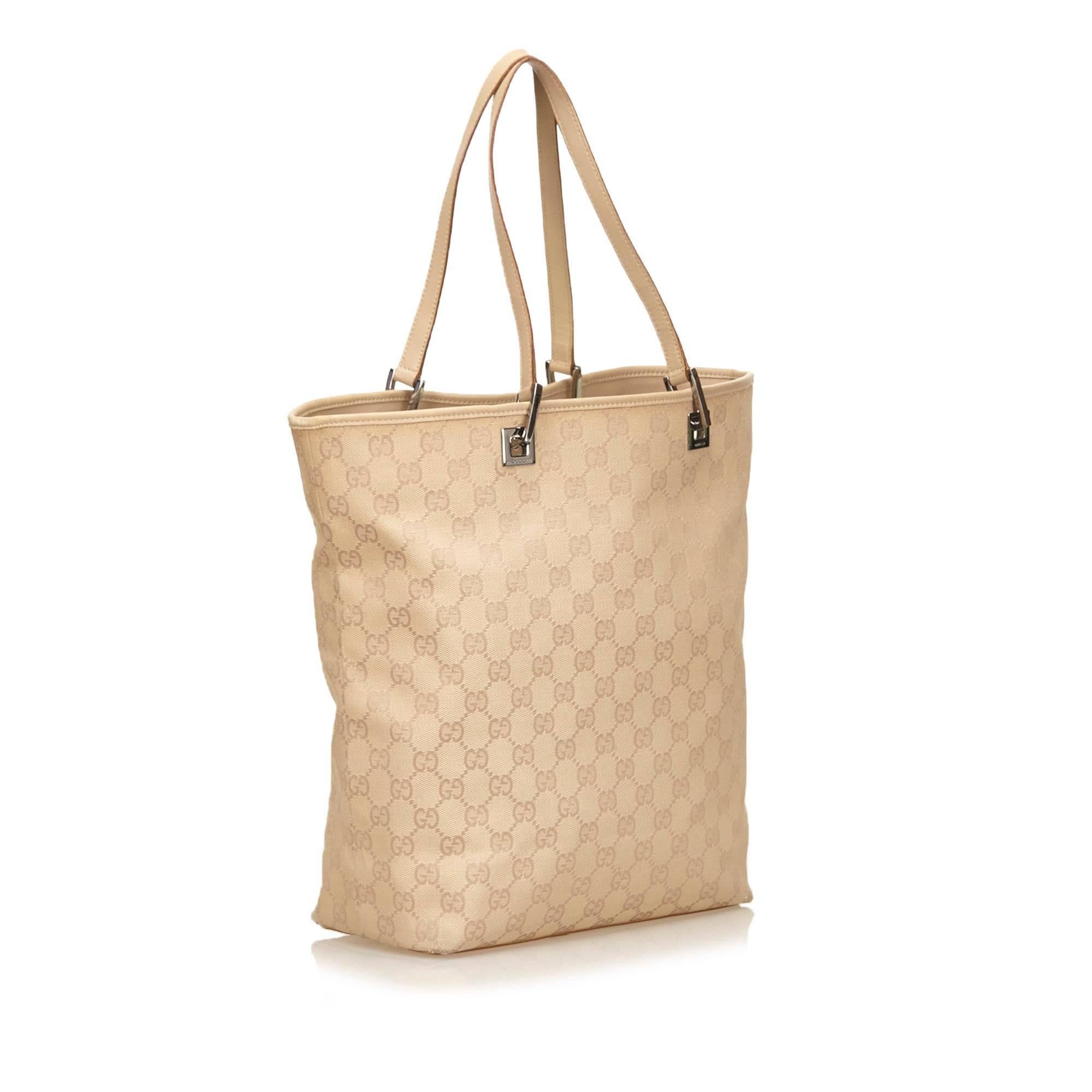 The Cambon Ligne Bucket Tote features a quilted lambskin leather body and interlocking Cs, rolled leather handles, an exterior back slip pocket, a top zip closure, and an interior zip pocket.

Color: Beige