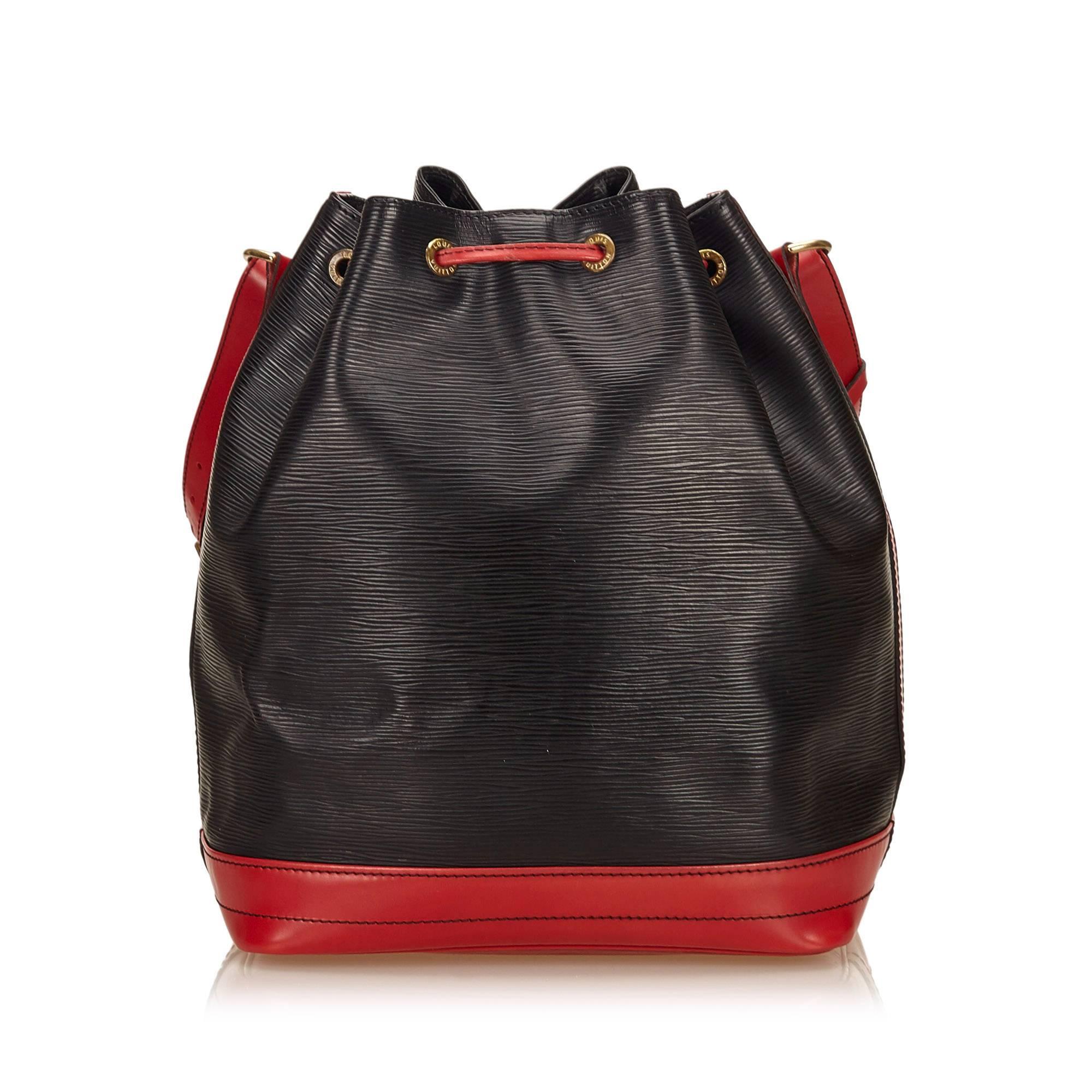 Louis Vuitton Black and Red Epi Bicolor Noe Shoulder Bag In Good Condition In Orlando, FL