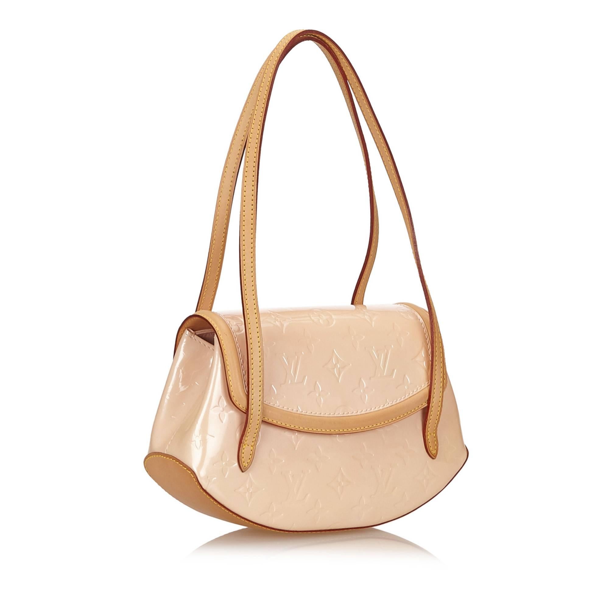 The Biscayne Bay features Vernis leather, flat vachetta straps and trim, a front flap, and an interior pocket. 

It carries a B condition rating.

Dimensions: 
Length 25 cm
Width 17 cm
Depth 7 cm
Shoulder Drop 21 cm

Inclusions: Dust Bag, Box

Louis