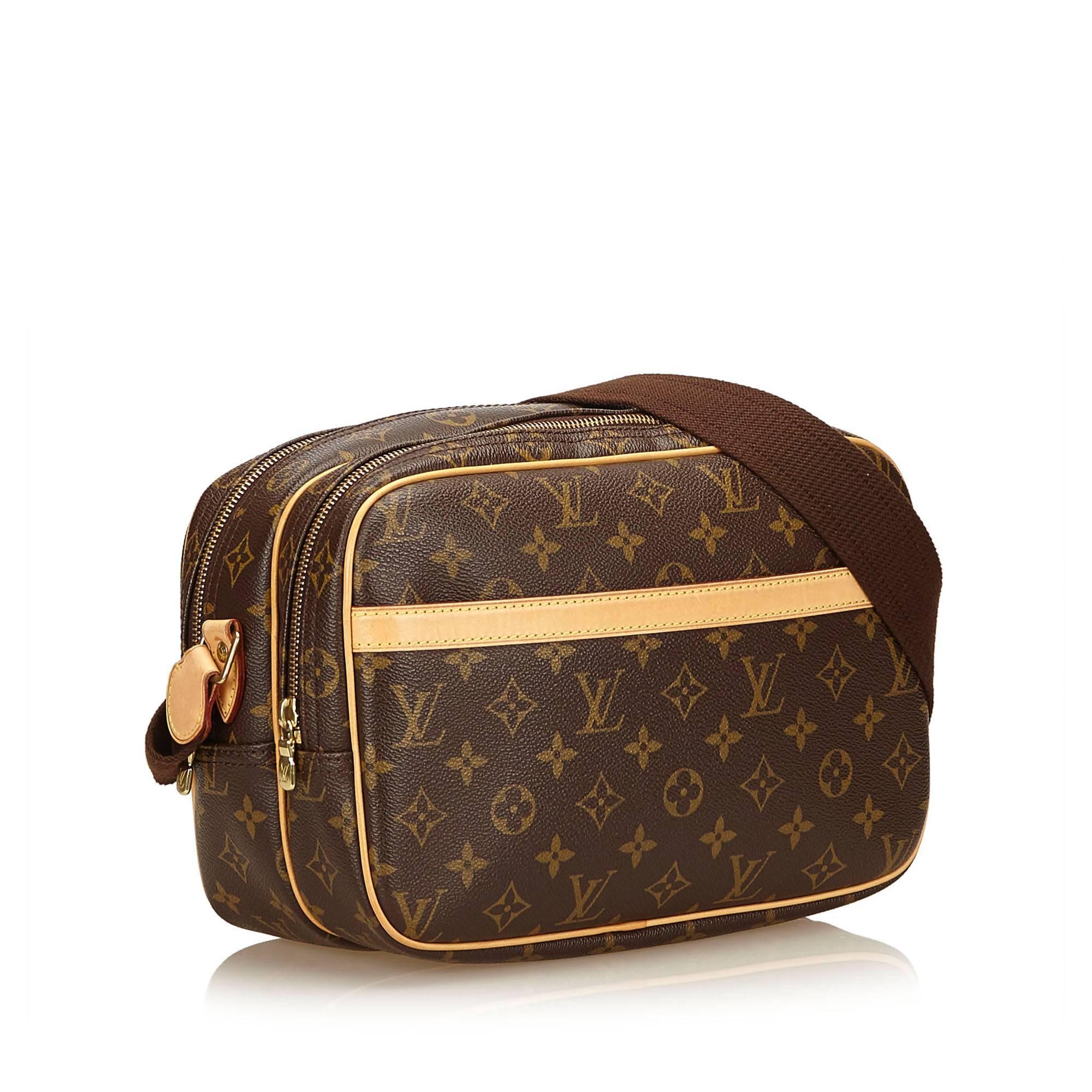 The Reporter PM features a monogram canvas body, an exterior slip pocket, top zip closures, and interior compartments. 

It carries an A condition rating.

Dimensions: 
Length 20 cm
Width 28 cm
Depth 13 cm
Shoulder Drop 30 cm

Inclusions: No longer