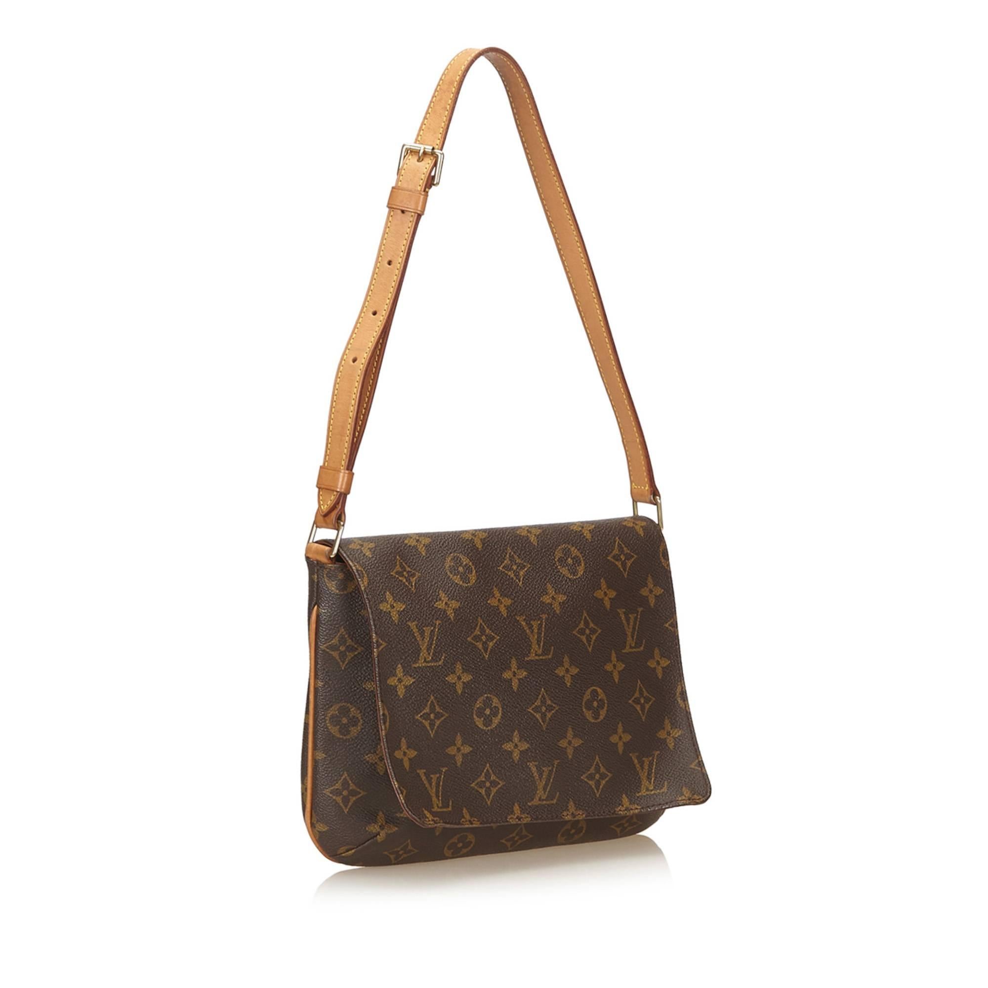 The Musette Tango features a monogram canvas body, a leather shoulder strap, a front flap with a magnetic closure, and an interior slip pocket. 

It carries a B condition rating.

Dimensions: 
Length 26 cm
Width 19 cm
Depth 7 cm
Shoulder Drop 20