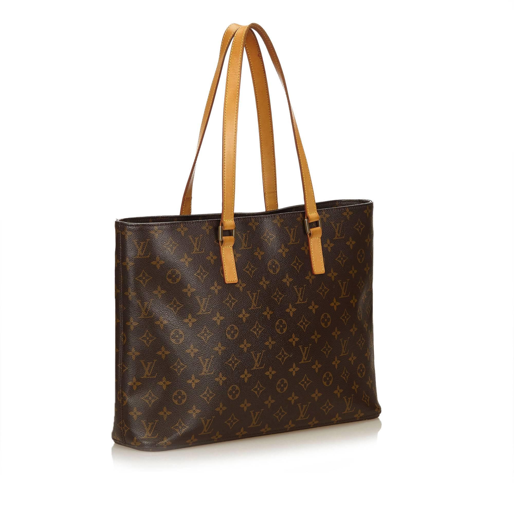 The Luco features a monogram canvas body, leather straps, a top zip closure, an interior slip pocket, and an interior open pocket. 

It carries a B+ condition rating.

Dimensions: 
Length 41 cm
Width 30 cm
Depth 11 cm

Inclusions: No longer comes