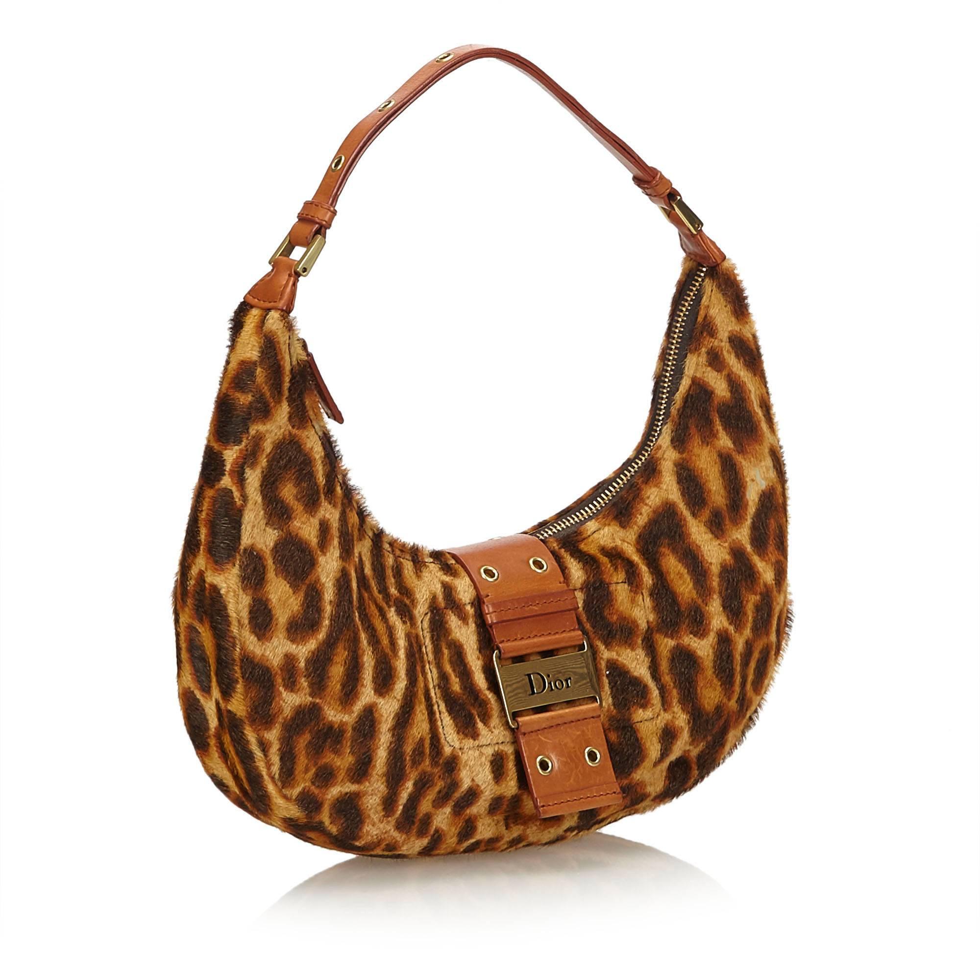This handbag features a leopard print fur body, flat leather strap, top zip closure with front strap, and interior zip pocket. 

It carries a B+ condition rating.

Dimensions: 
Length 26 cm
Width 13 cm
Depth 6 cm
Hand Drop 16 cm

Inclusions: Dust