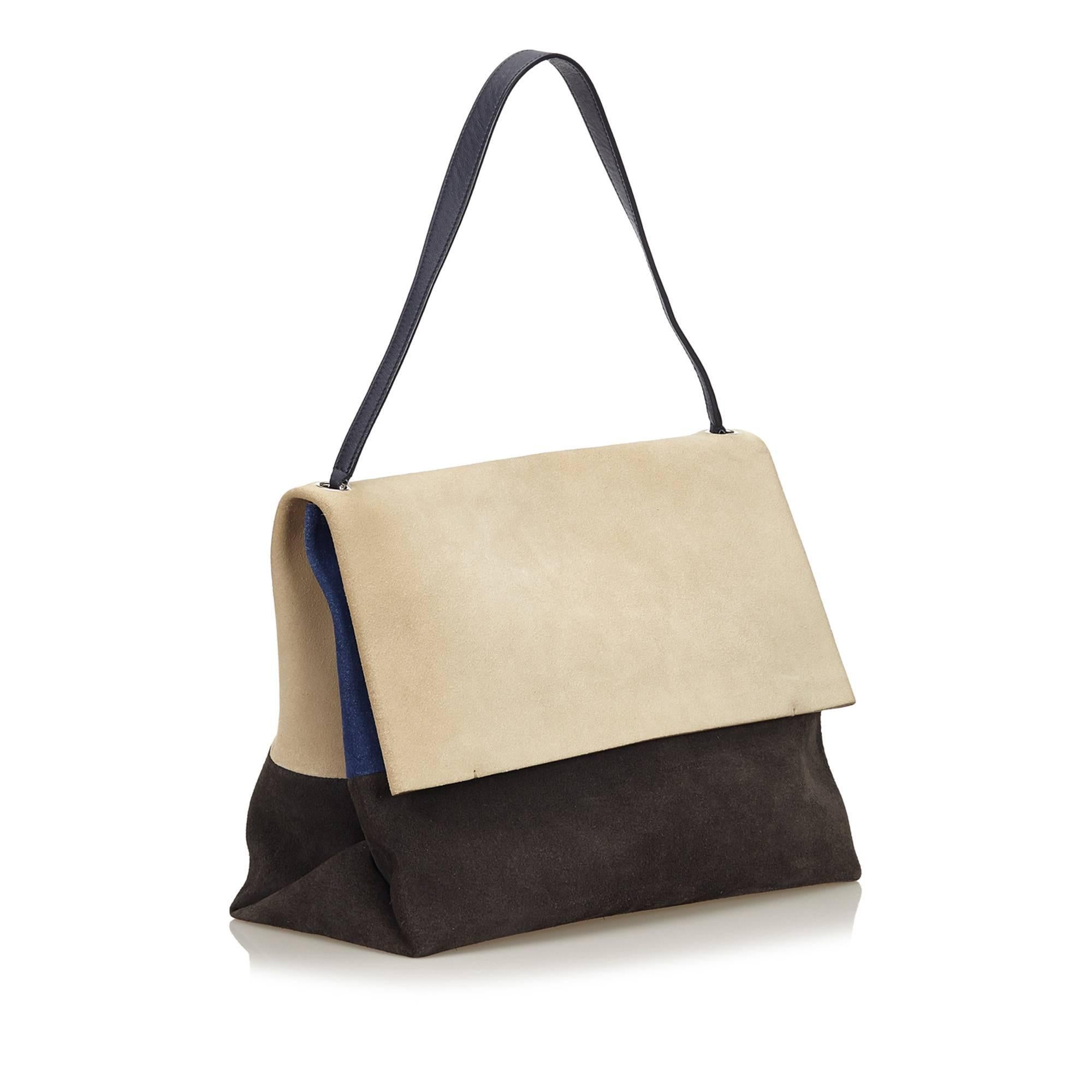 The All Soft features a suede body, a flat leather strap, and a front flap with a magnetic closure. 

It carries a B condition rating.

Dimensions: 
Length 35 cm
Width 27 cm
Depth 17 cm
Shoulder Drop 14 CM

Inclusions: Dust Bag, Pouch

Color: Brown