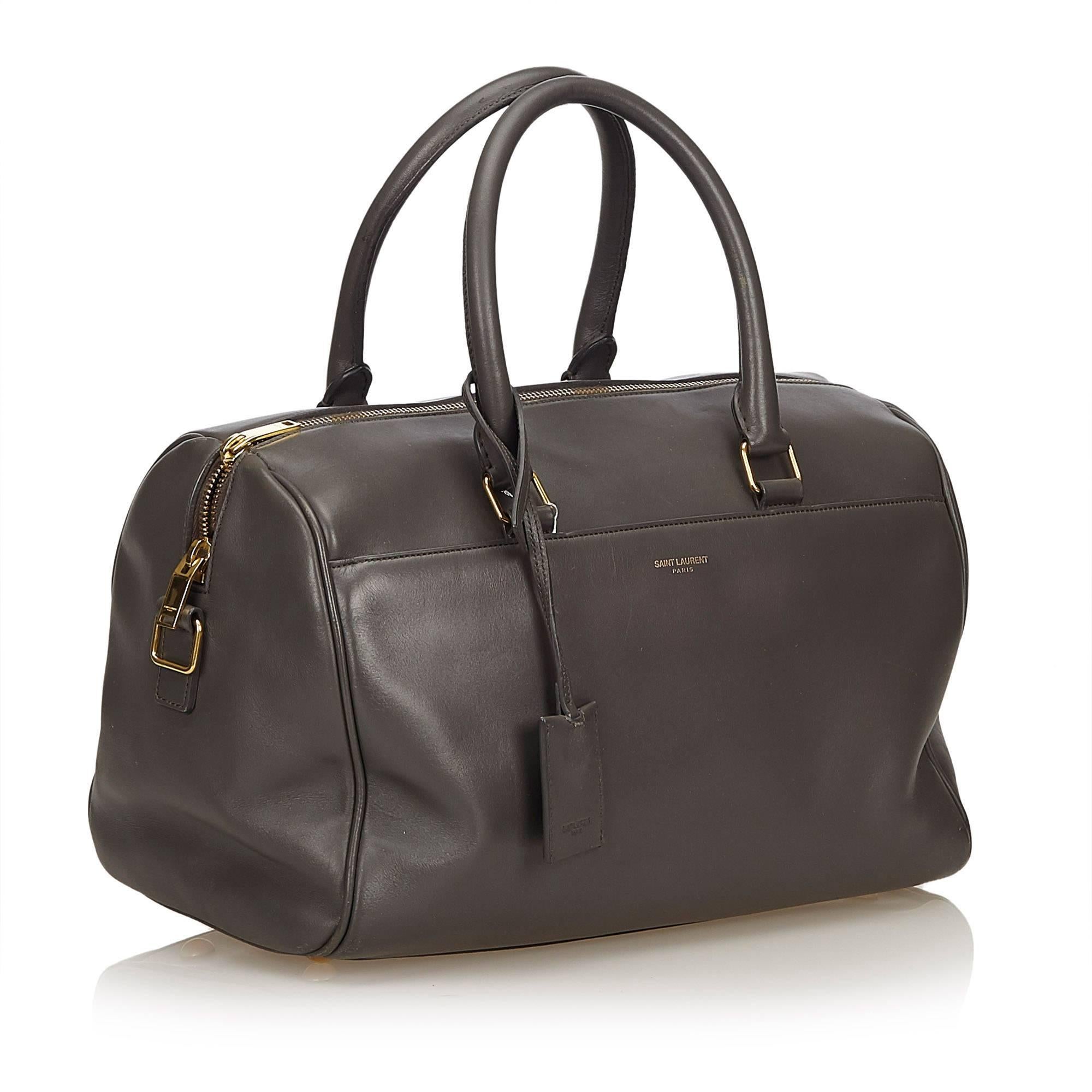 The Classic Duffle Bag features a leather body, rolled leather handles, top zip closure, and interior zip pocket. 

It carries an AB condition rating.

Dimensions: 
Length 20 cm
Width 30 cm
Depth 17 cm
Shoulder Drop 45 cm

Inclusions: Shoulder