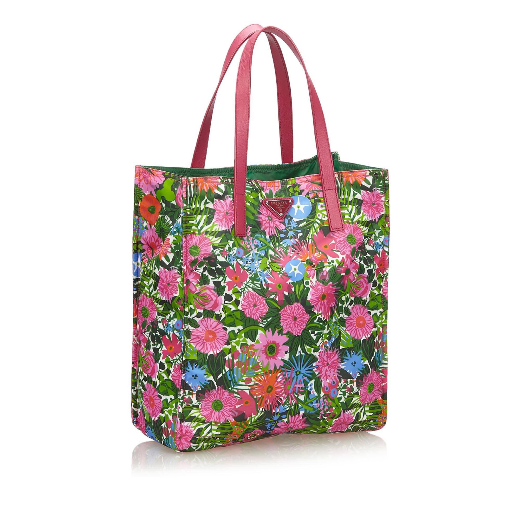 The Tessuto Stampato tote bag features a floral printed nylon body with leather trim, flat leather straps, open top, and interior zip pockets

It carries a A condition rating.

Dimensions: 
Length 30 cm
Width 34 cm
Depth 13 cm
Drop