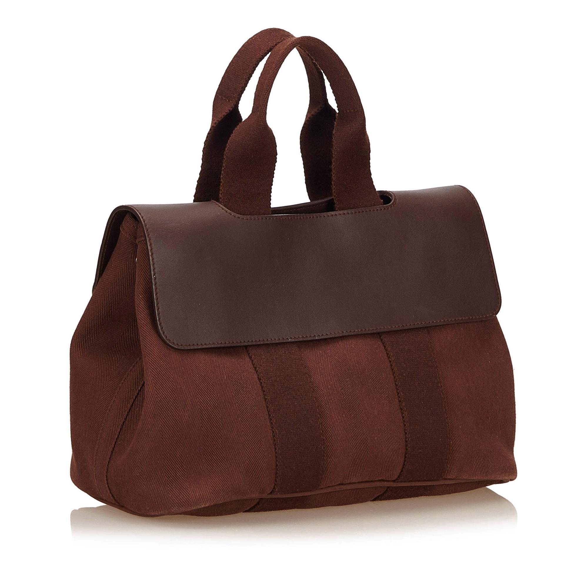 The Valparaiso PM features a canvas body, a leather front flap, a top clasp closure, and an interior slip pocket.

It carries a B condition rating.

Dimensions: 
Length 30 cm
Width 20 cm
Depth 13 cm
Hand Drop 11 

Inclusions: Pouch

Color: Brown x