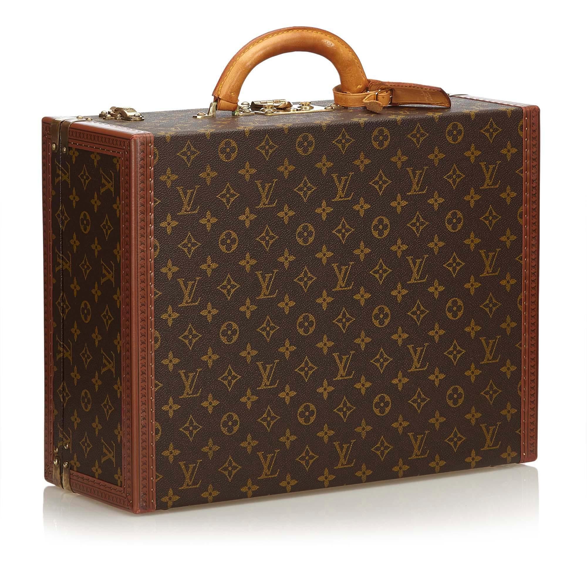 The Super President Trunk features a monogram canvas body, rolled top handle, key closure and latch closure. It carries a B+ condition rating.

nbsp; Material is moderately worn. Hardware is moderately rusty.

Dimensions: 
Length 33 cm
Width 43