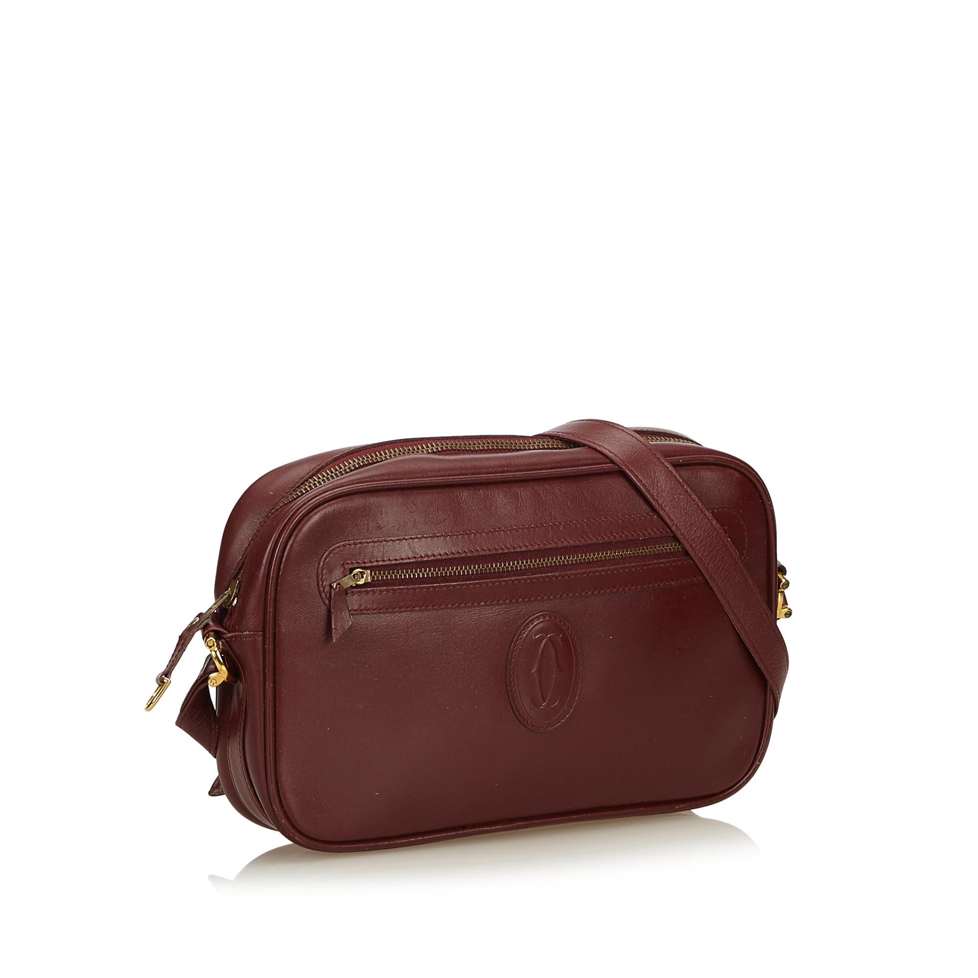 This crossbody bag features a leather body, flat strap, top zip closure, an exterior zip pocket, and an interior zip pocket.

It carries a B+ condition rating.

Dimensions: 
Length 17 cm
Width 27 cm
Depth 5 cm
Shoulder Drop 49 

Inclusions: No
