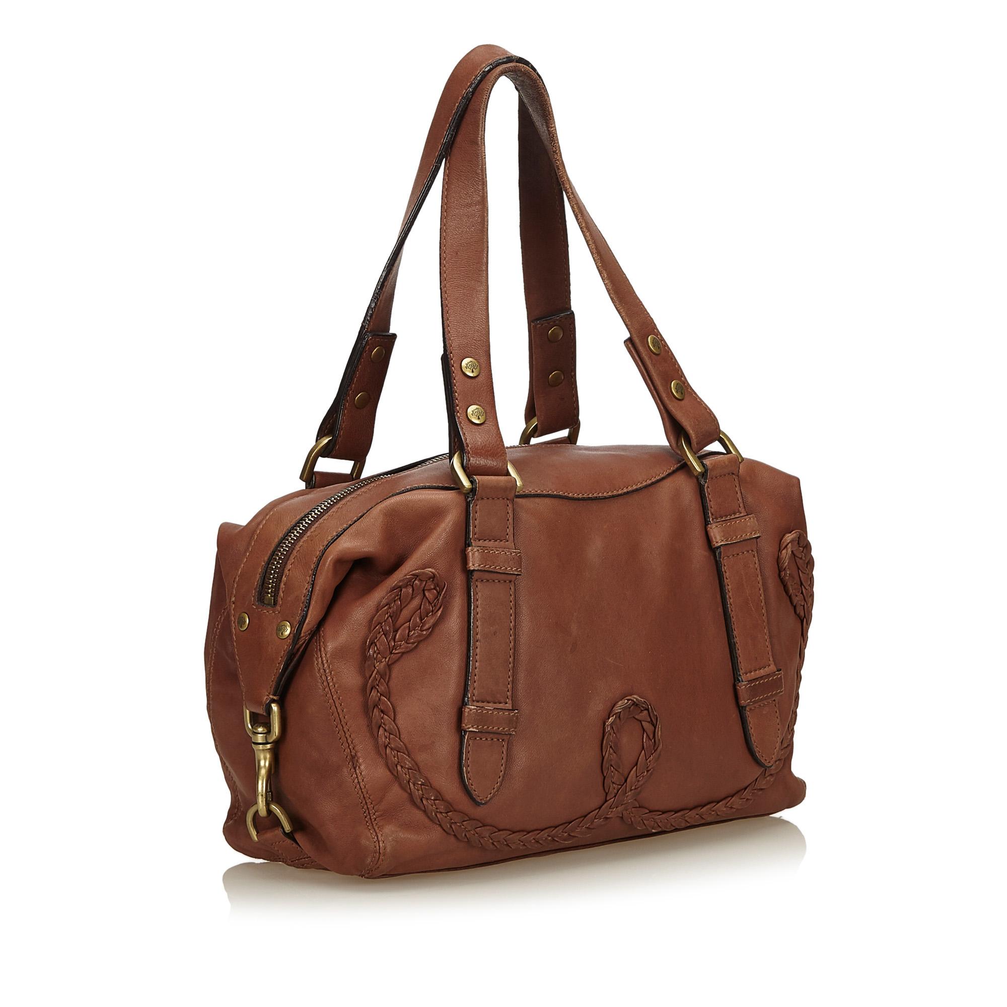 This shoulder bag features a leather body, flat straps, and a top zip closure.

It carries a B+ condition rating.

Dimensions: 
Length 19.00 cm
Width 28.00 cm
Depth 10.00 cm
Shoulder Drop 21.00 cm

Inclusions: Dust Bag, 

Color: Brown

Material:
