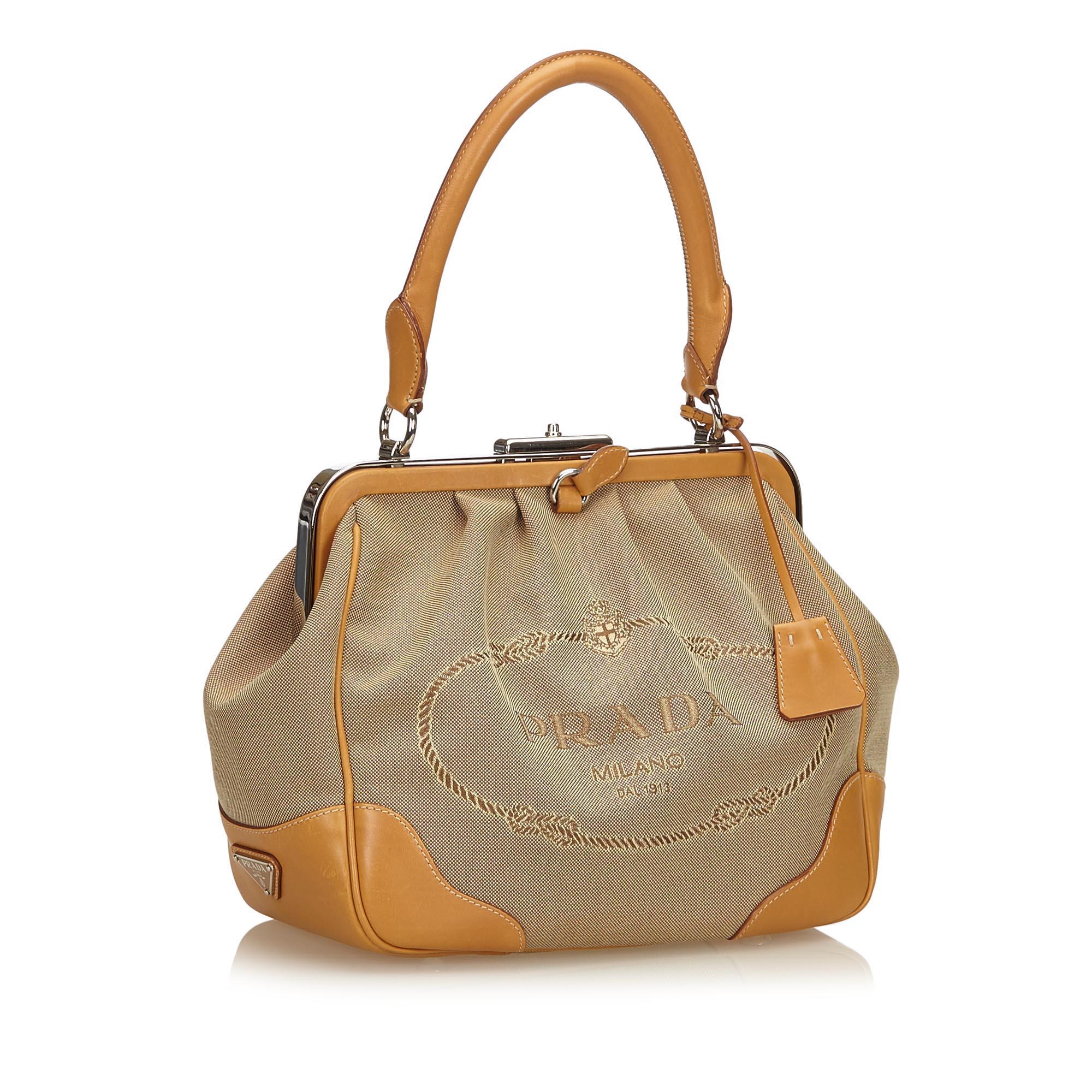 This shoulder bag features a jacquard body, rolled leather handle, push lock closure, and an interior zip pocket.

It carries a A condition rating.

Dimensions: 
Length 23.00 cm
Width 25.00 cm
Depth 14.00 cm
Shoulder Drop 17.00 cm

Inclusions: