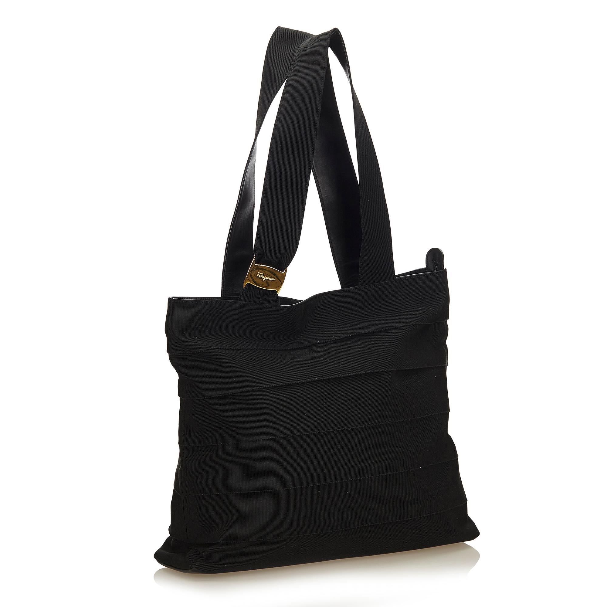 This tote bag features a ruffled grosgrain body with leather trim, flat straps, top zip closure, and interior zip pocket.

It carries a AB condition rating.

Dimensions: 
Length 32.00 cm
Width 37.00 cm
Depth 10.50 cm
Shoulder Drop 28.00