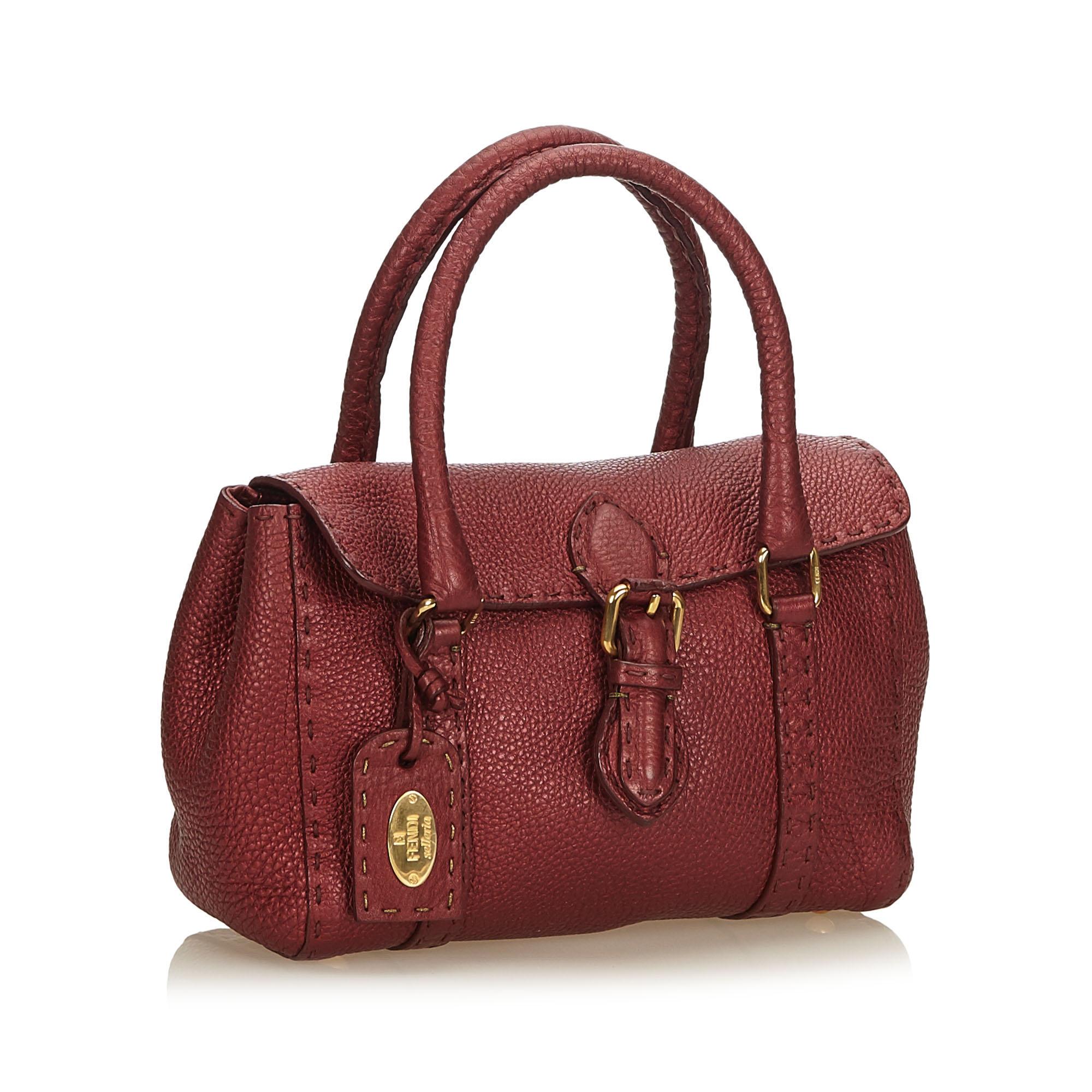 The Mini Linda features a leather body, rolled leather handles, top flap with buckle closure, and an interior zip pocket.

It carries a A condition rating.

Dimensions: 
Length 15.00 cm
Width 26.00 cm
Depth 13.00 cm
Hand Drop 11.00 cm

Inclusions: