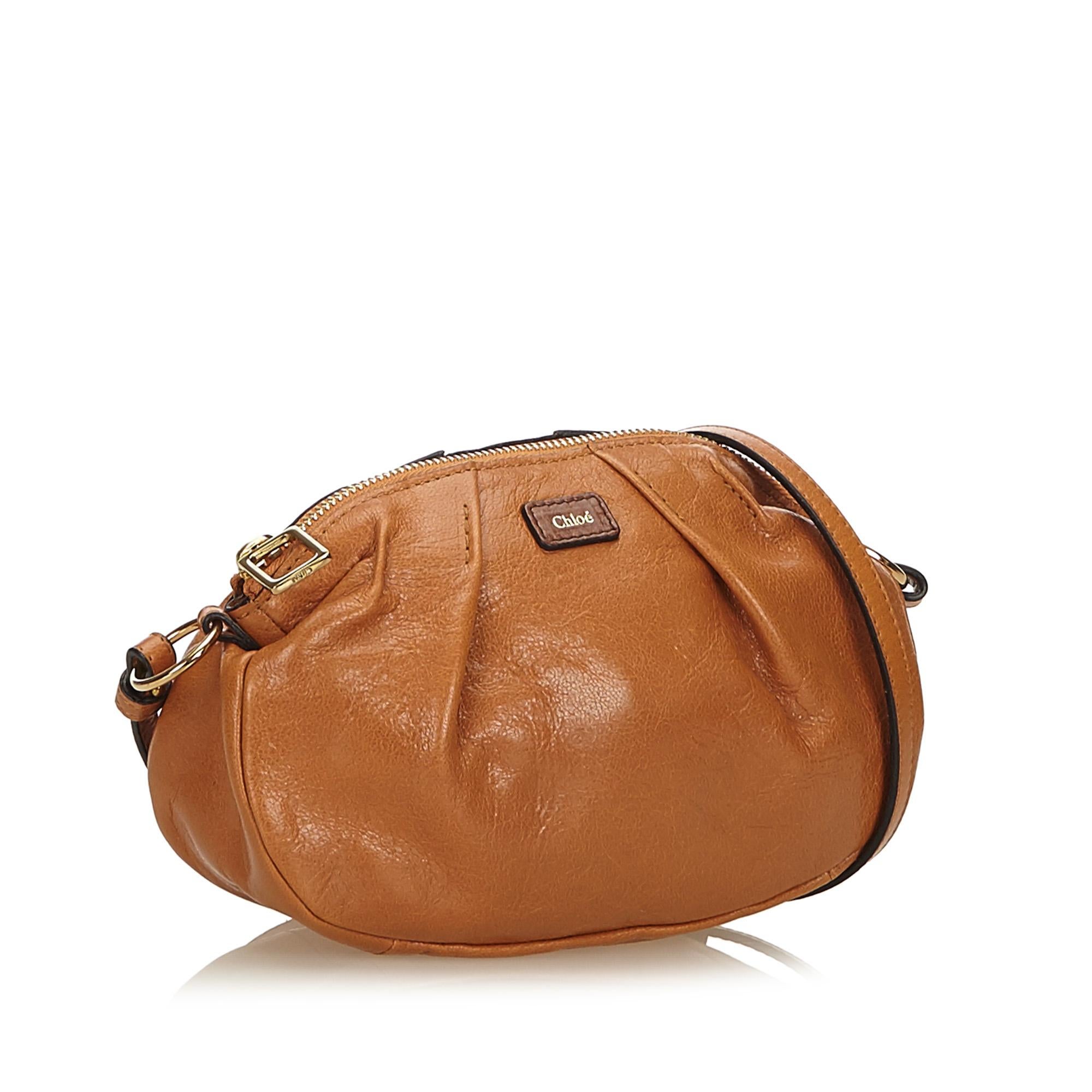 This crossbody bag features a leather body, flat leather strap, top zip closure, and an interior slip pocket.

It carries a B+ condition rating.

Dimensions: 
Length 16.00 cm
Width 19.00 cm
Depth 6.00 cm
Shoulder Drop 52.00 cm

Inclusions: Dust Bag,