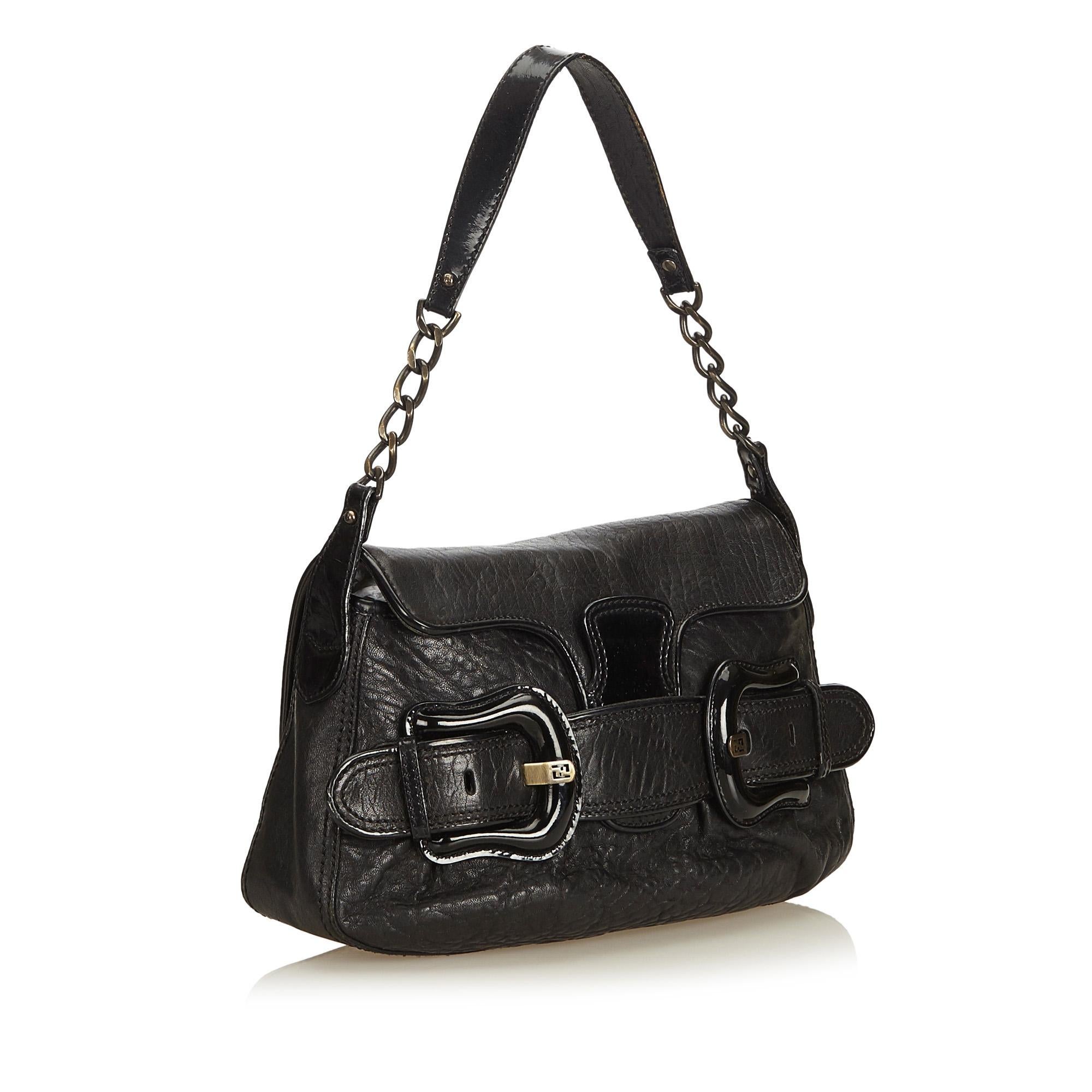 The B Bis features a leather body with patent leather trim. single chain-link strap with leather shoulder guard, fold-in front flap closure, and an interior slip pocket.

It carries a AB condition rating.

Dimensions: 
Length 18.00 cm
Width 33.00