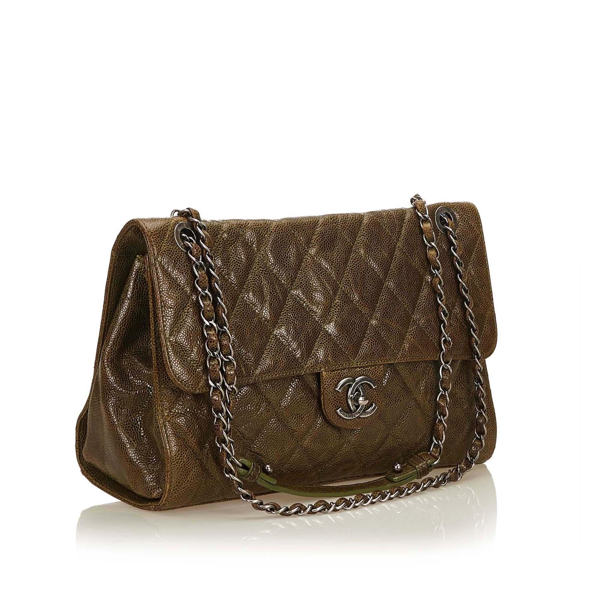 The Jumbo Caviar Flap features a caviar leather body, chain straps, top flap with the interlocking CC twist lock closure, an exterior back pocket, and interior zip and slip pockets.

It carries a B condition rating.

Dimensions: 
Length 21.00