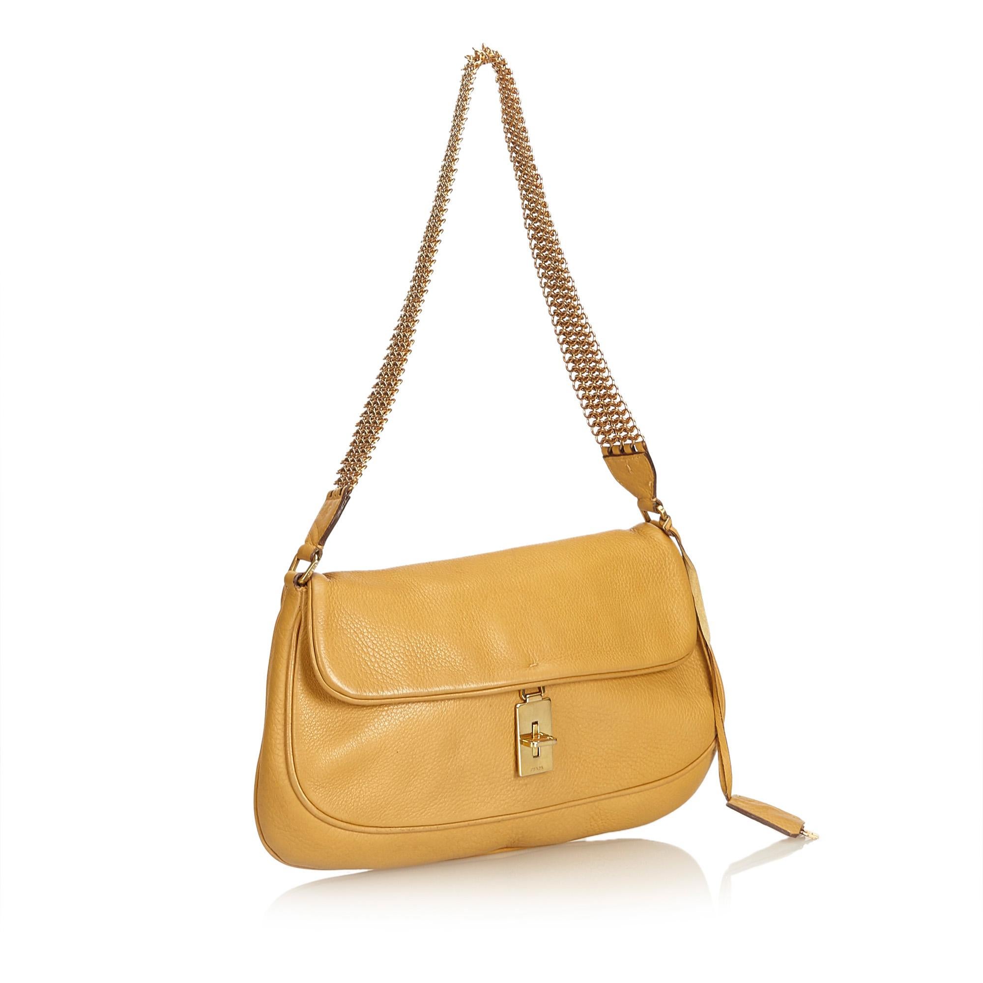 This shoulder bag features a leather body, chain straps, top flap with twist lock closure, exterior slip pocket, and interior zip pocket.

It carries a AB condition rating.

Dimensions: 
Length 18.00 cm
Width 31.00 cm
Depth 1.00 cm
Shoulder Drop