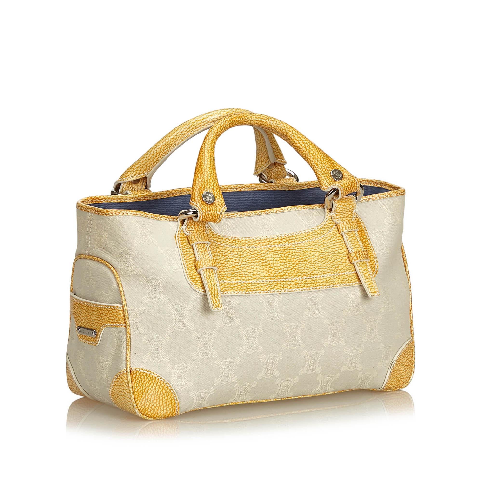 The Boogie features a jacquard body, rolled leather handles, exterior zip pockets, an open top, an interior zip compartment, and an interior slip pocket.

It carries a AB condition rating.

Dimensions: 
Length 20.00 cm
Width 40.00 cm
Depth 13.00