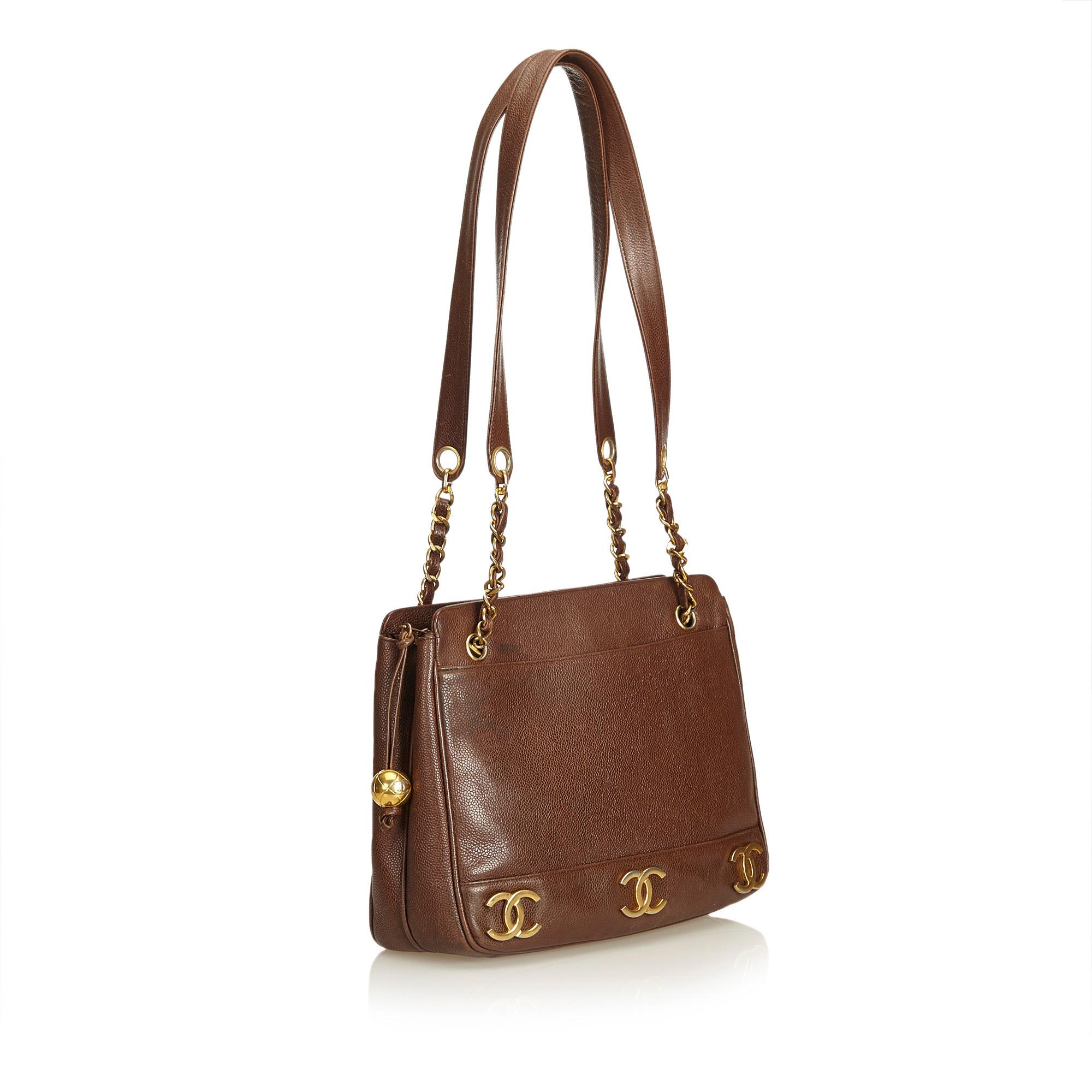 This shoulder bag features a leather body, flat leather straps with gold toned chain, top zip closure, and interior zip pocket.

It carries a B condition rating.

Dimensions: 
Length 26.00 cm
Width 31.00 cm
Depth 9.00 cm
Shoulder Drop 37.00