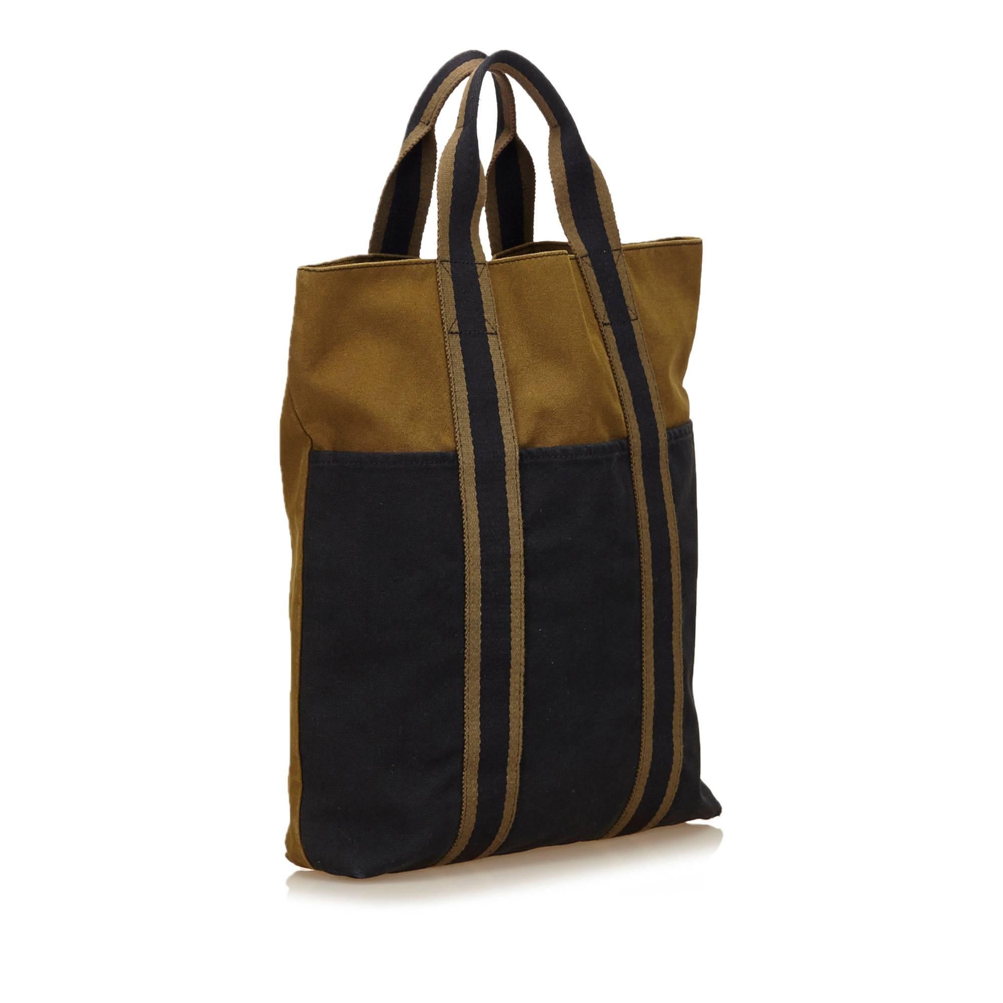 The Fourre Tout Cabas tote features a canvas body, exterior slip pockets, an open top, and an interior slip pocket. It carries a B condition rating.

Inclusions: 
This item does not come with inclusions.