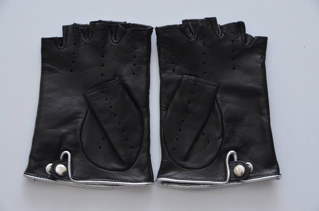 Chanel beaded embellished gloves.
Size 7.Please know your sizing in Chanel before purchase.
Crafted from soft lambskin this beautiful Chanel fingerless gloves are Madonna's favorite .She wore them every where on many occasions.
Also seen on Paris